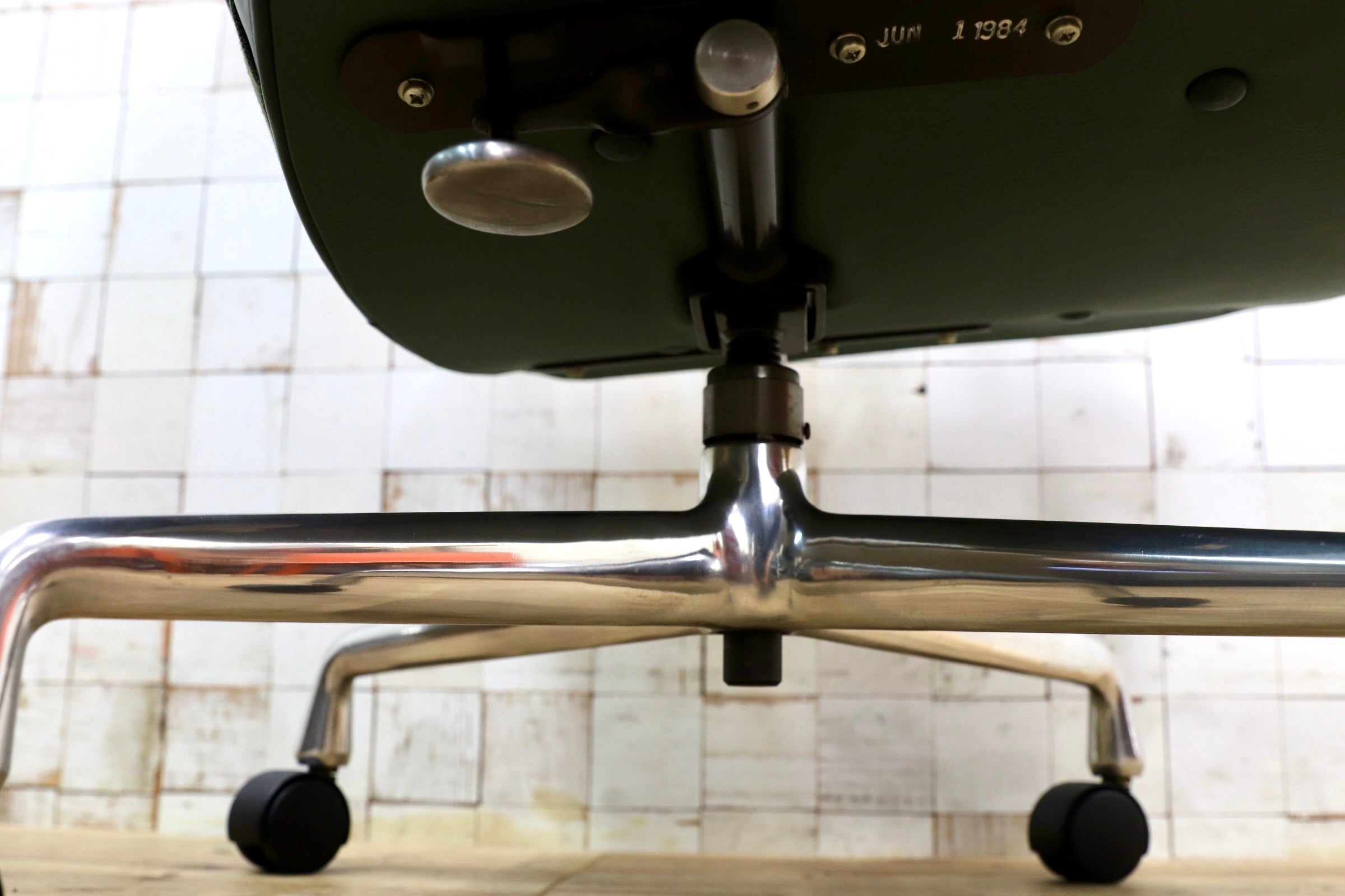 GMJO87B○Herman Miller / ハーマンミラー イームズ エグゼクティブチェア タイムライフチェア 本革 グリーン チャールズ&レイ 定価約95万