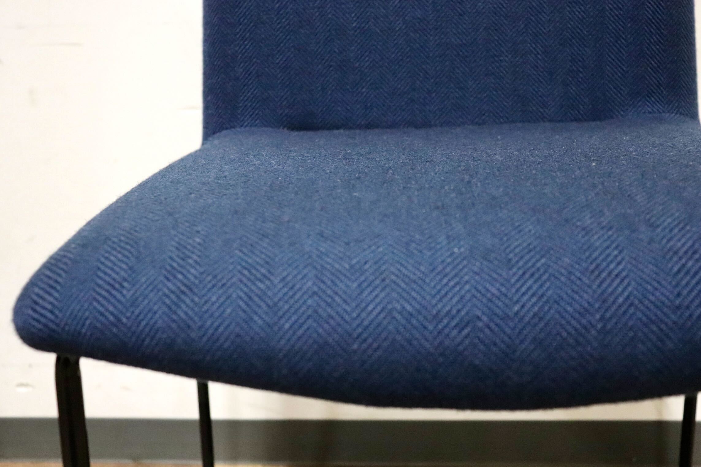 GMHH253C○AD CORE / エーディコア MD-202 ダイニングチェア スタッキング ファブリック ネイビー スチールレッグ 約11万 展示品