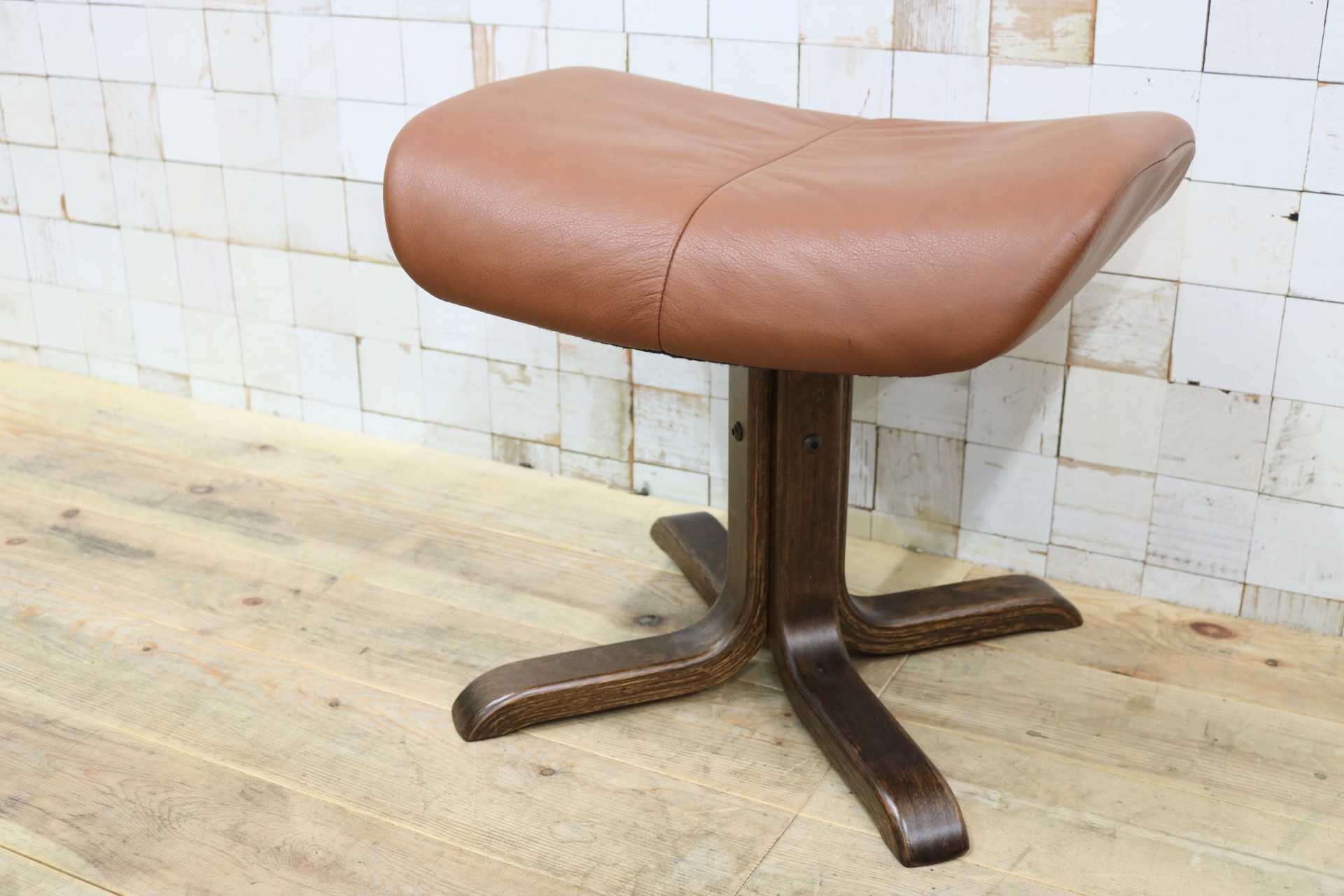 GMIS477B○Hjellegjerde / イエリアーダ Simmons オットマン フットスツール 総本革 北欧家具 最高級