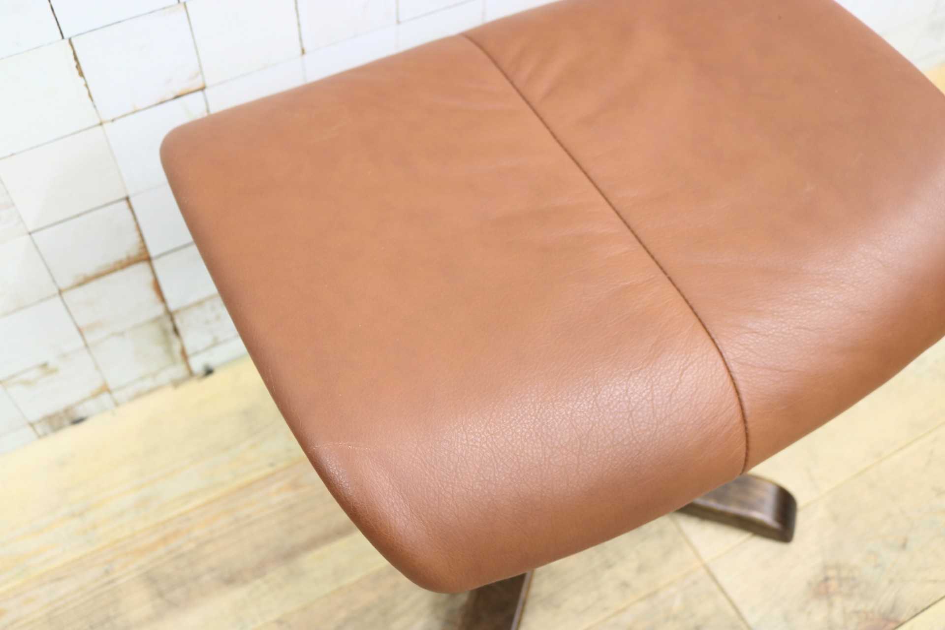 GMIS477B○Hjellegjerde / イエリアーダ Simmons オットマン フットスツール 総本革 北欧家具 最高級