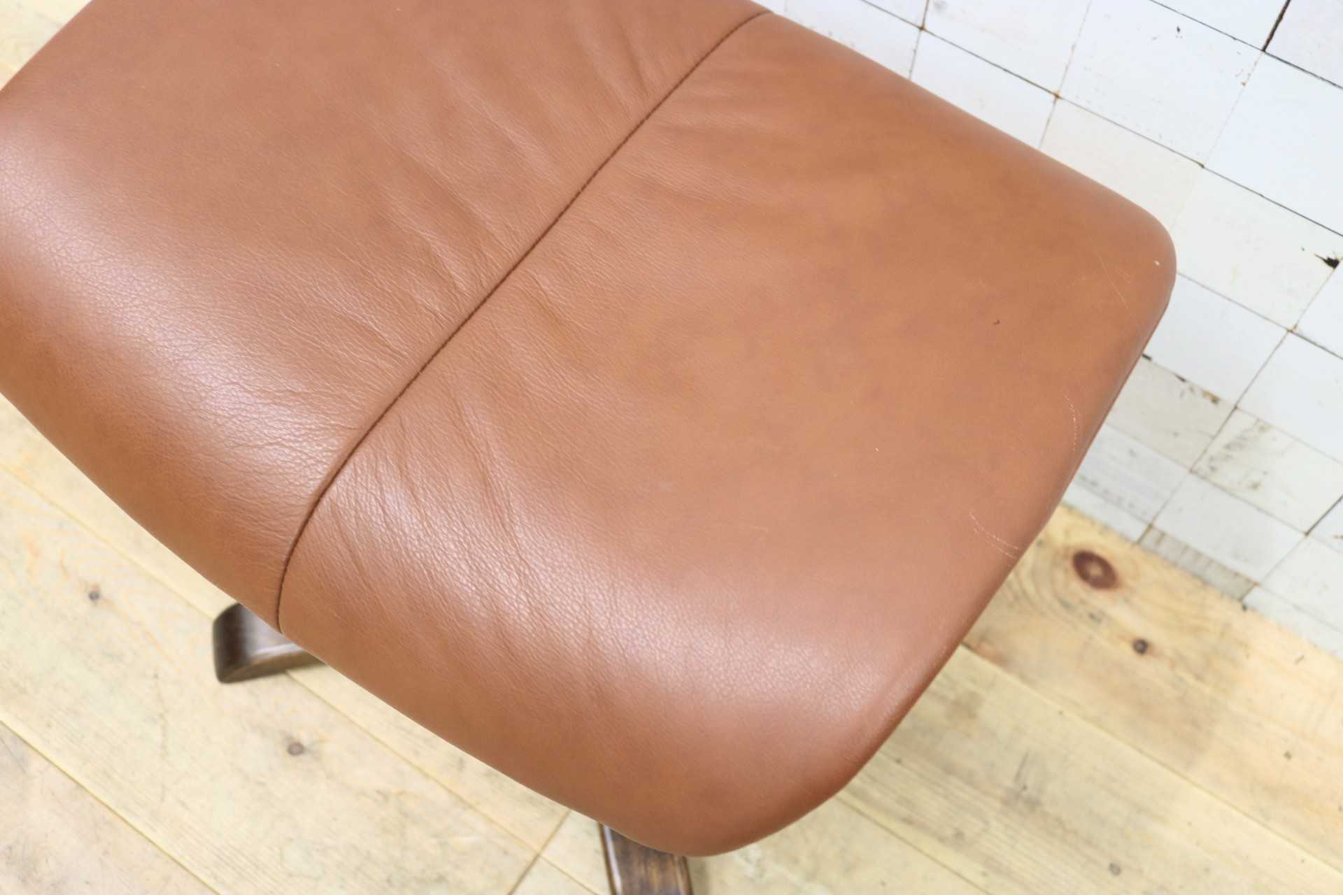 GMIS477B○Hjellegjerde / イエリアーダ Simmons オットマン フットスツール 総本革 北欧家具 最高級