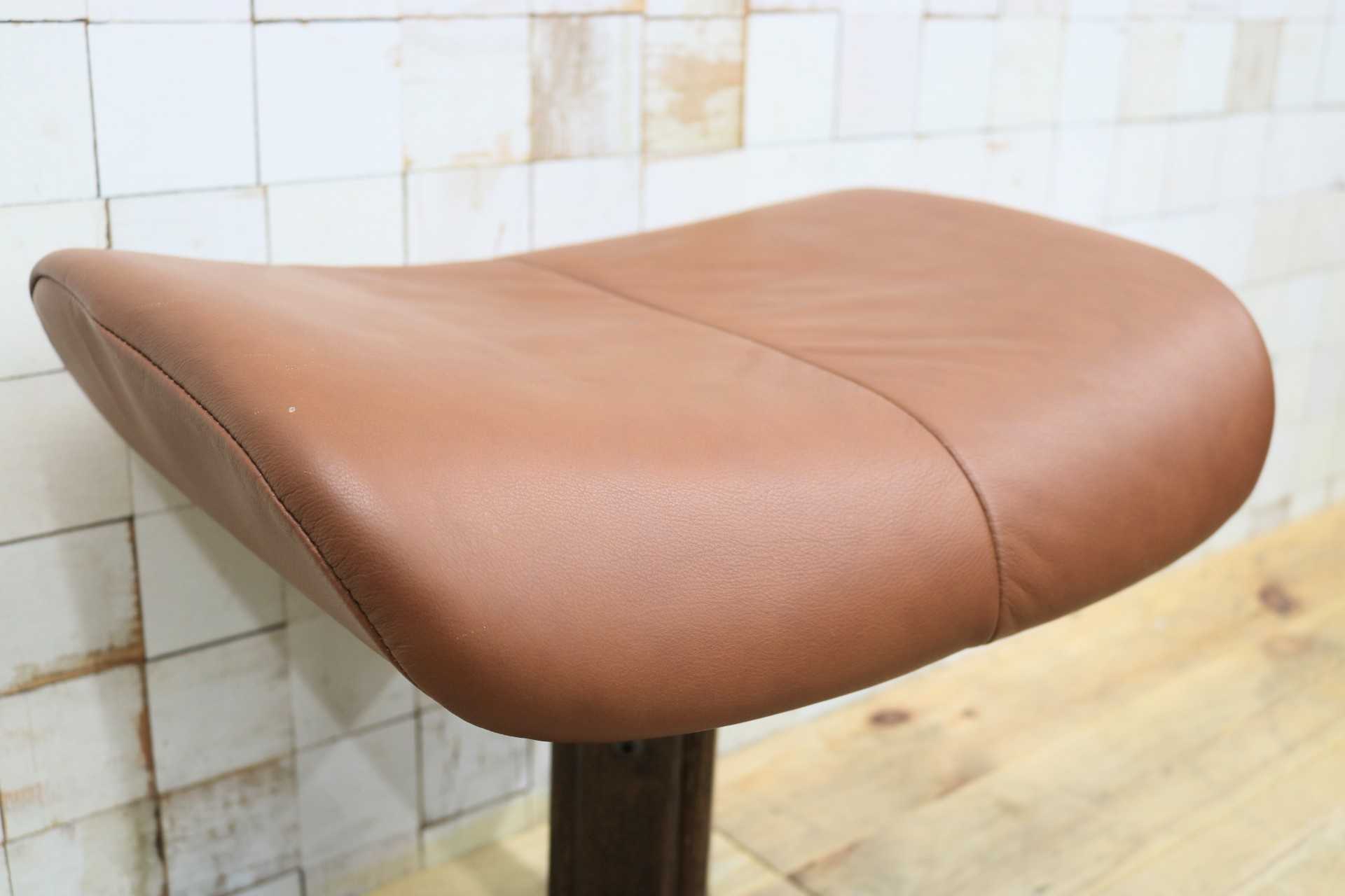 GMIS477B○Hjellegjerde / イエリアーダ Simmons オットマン フットスツール 総本革 北欧家具 最高級