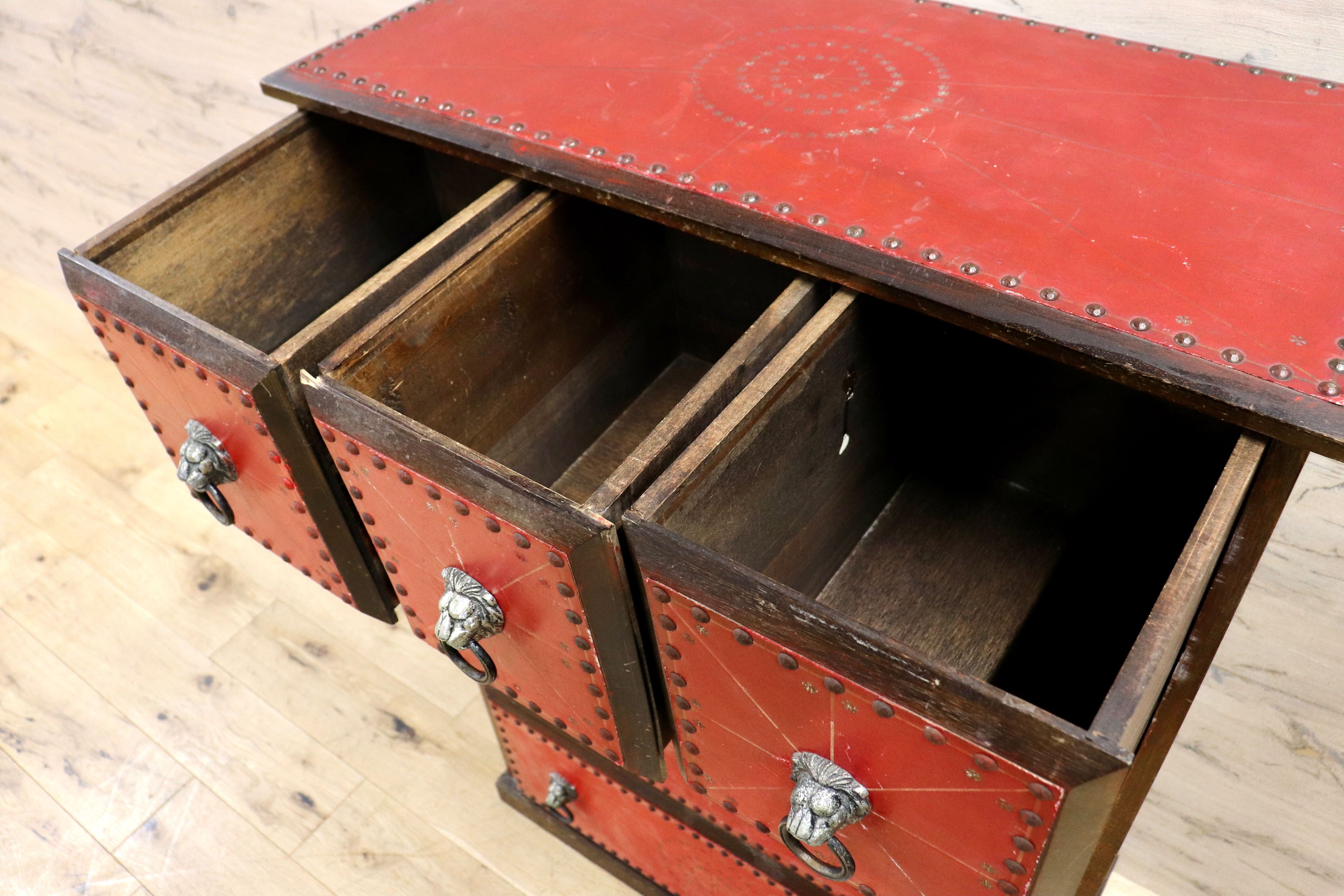 GMHK874○木製チェスト 引き出し 箪笥 収納家具 鋲打ち レザー ライオン 古道具 ヴィンテージ アンティーク