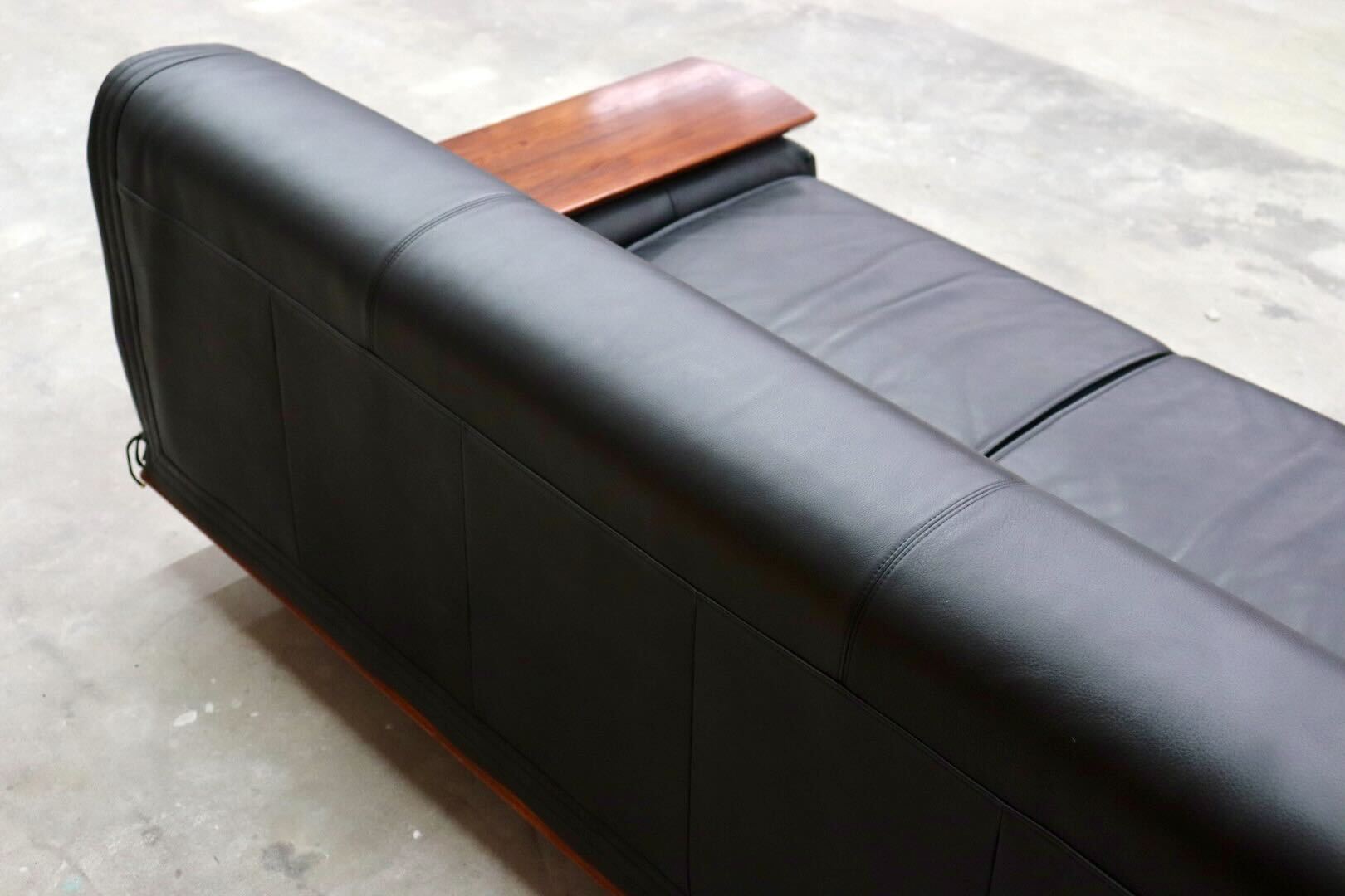 GMIK43○karimoku / カリモク vivente ビベンテ 3人掛けソファ トリプルソファ 本革 ブラック 花梨材 最高級 応接 定価約72万 美品