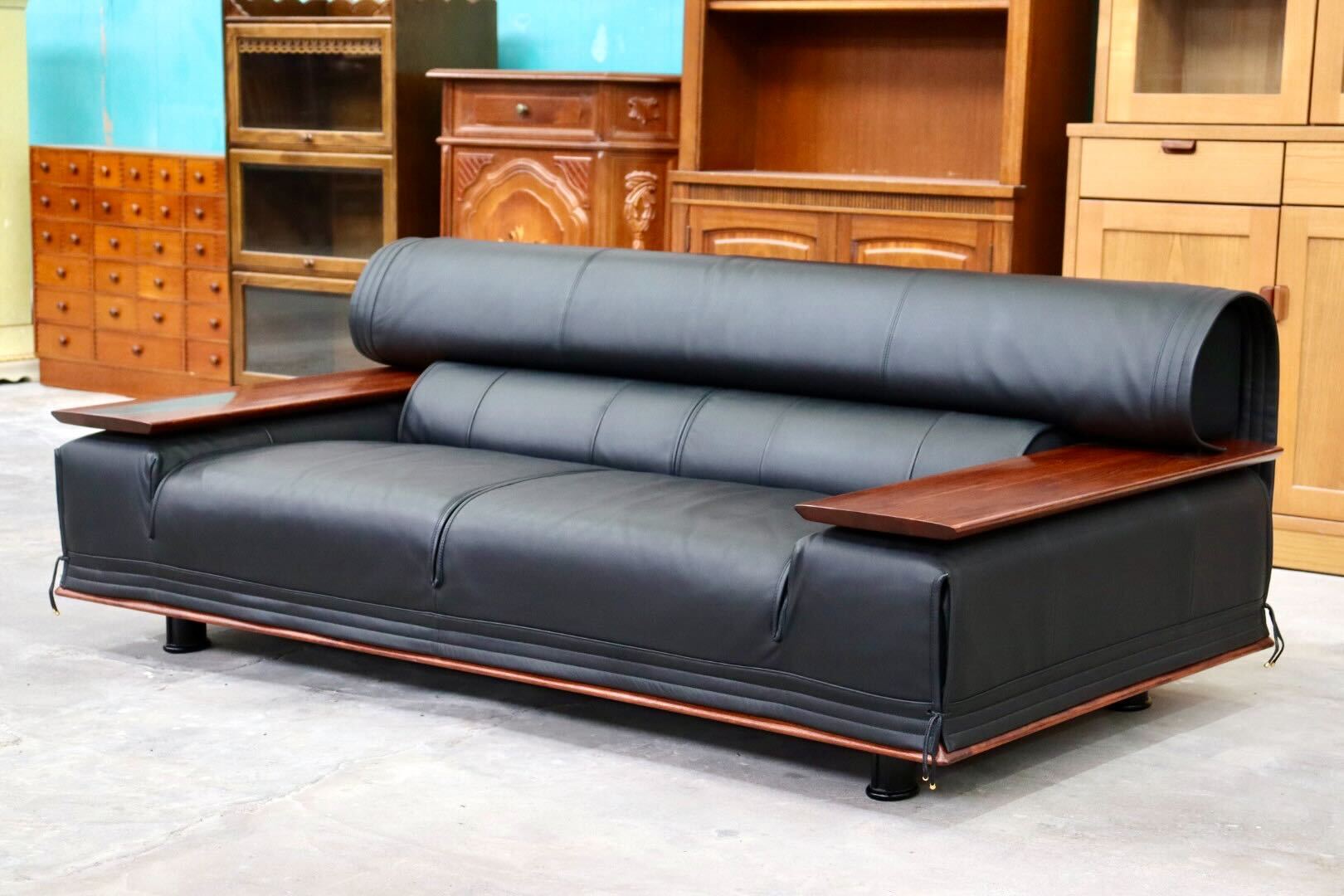 GMIK43○karimoku / カリモク vivente ビベンテ 2人掛けソファ ラブソファ 長椅子 本革 ブラック 花梨材 応接 最高級 定価約67万 美品