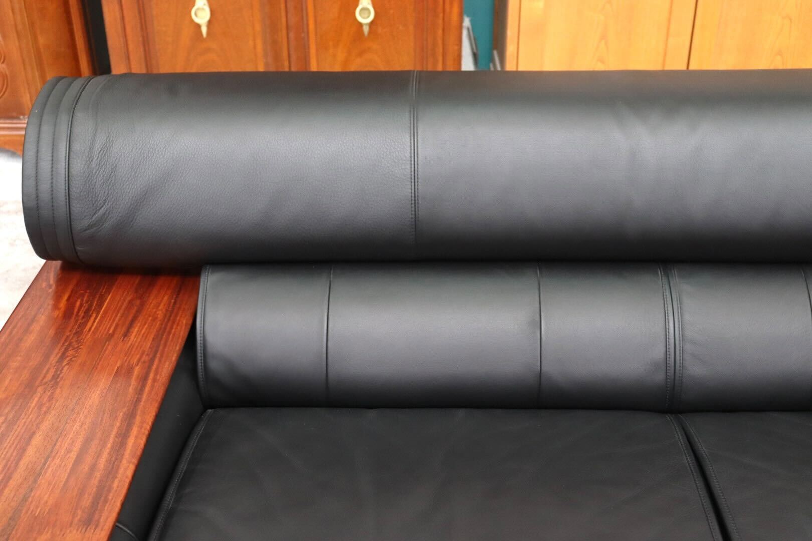 GMIK43○karimoku / カリモク vivente ビベンテ 2人掛けソファ ラブソファ 長椅子 本革 ブラック 花梨材 応接 最高級 定価約67万 美品