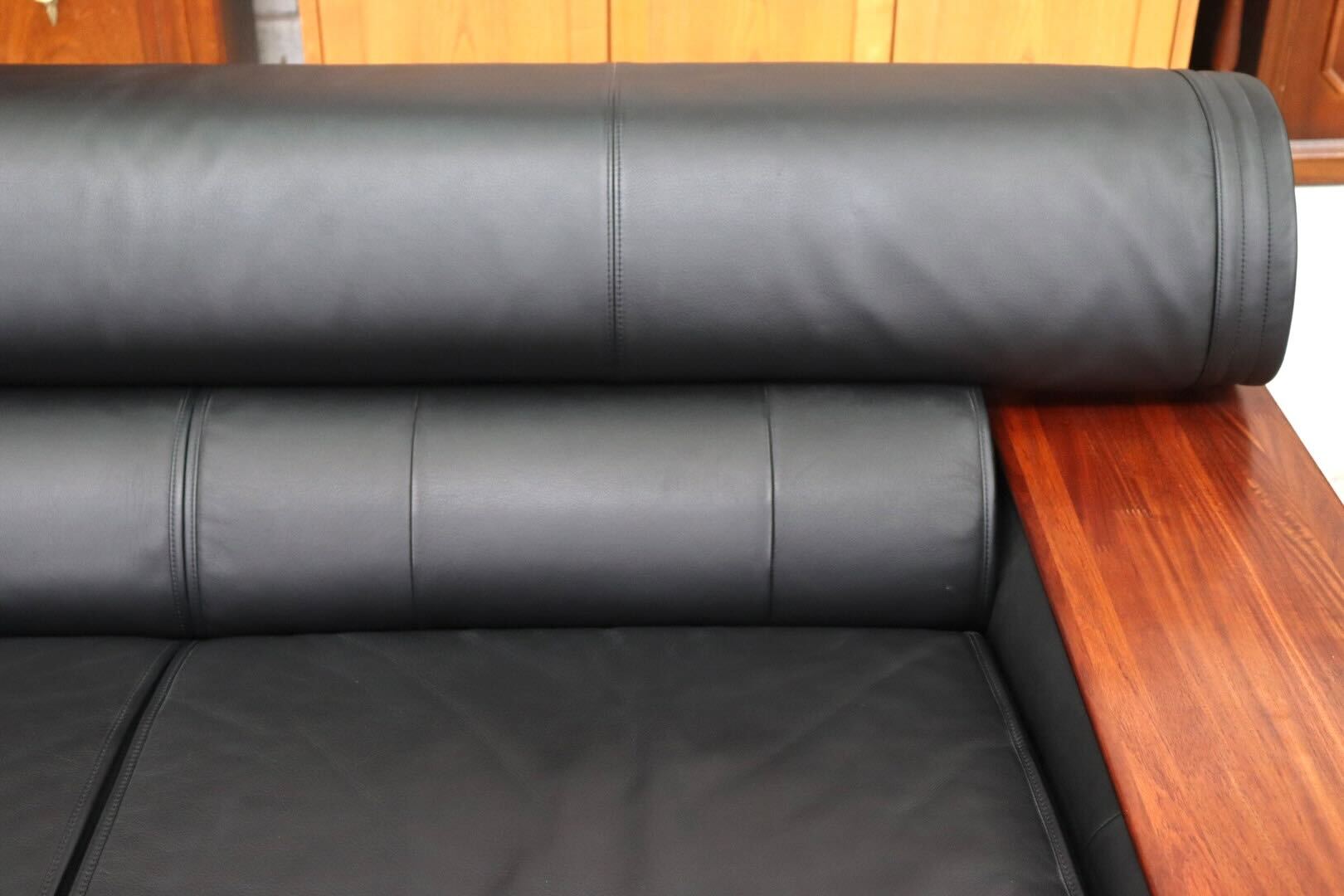 GMIK43○karimoku / カリモク vivente ビベンテ 2人掛けソファ ラブソファ 長椅子 本革 ブラック 花梨材 応接 最高級 定価約67万 美品
