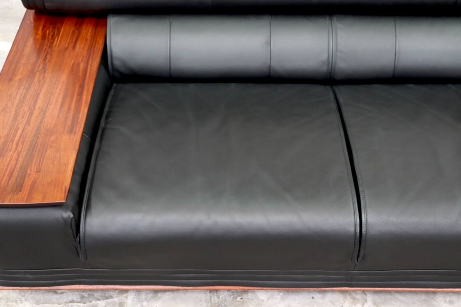 GMIK43○karimoku / カリモク vivente ビベンテ 2人掛けソファ ラブソファ 長椅子 本革 ブラック 花梨材 応接 最高級 定価約67万 美品