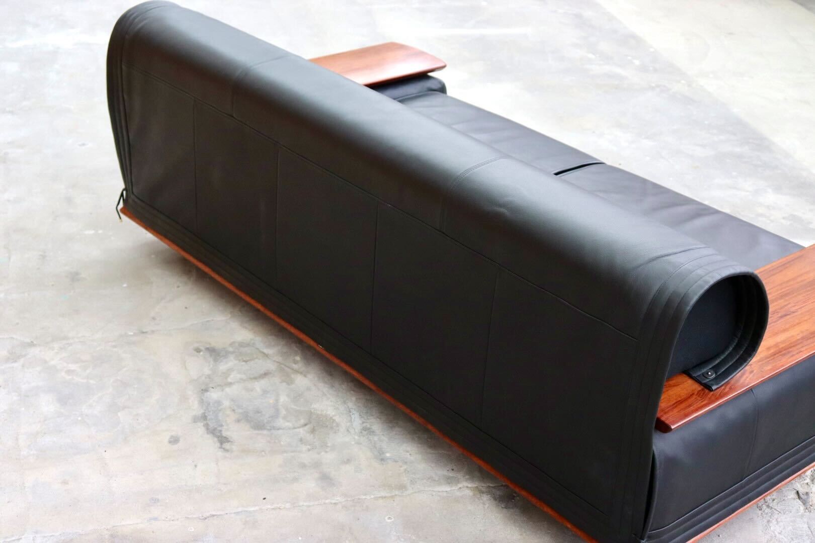 GMIK43○karimoku / カリモク vivente ビベンテ 2人掛けソファ ラブソファ 長椅子 本革 ブラック 花梨材 応接 最高級 定価約67万 美品