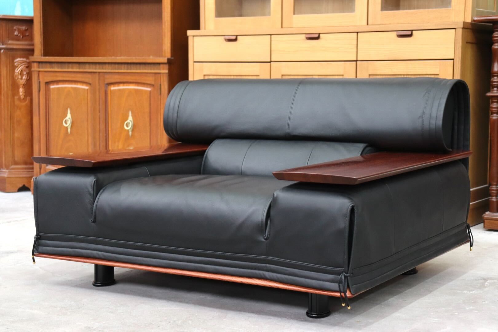 GMIK43A○karimoku / カリモク vivente ビベンテ 1人掛けソファ シングルソファ 本革 ブラック 花梨材 最高級 応接 定価約40万 美品