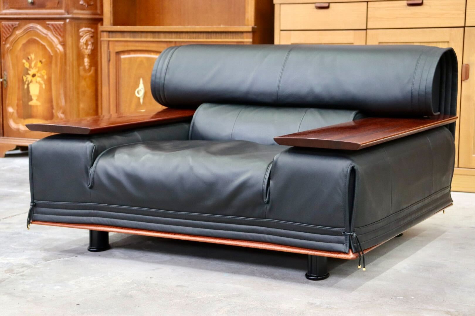 GMIK43B○karimoku / カリモク vivente ビベンテ 1人掛けソファ シングルソファ 本革 ブラック 花梨材 最高級 応接 定価約40万 美品