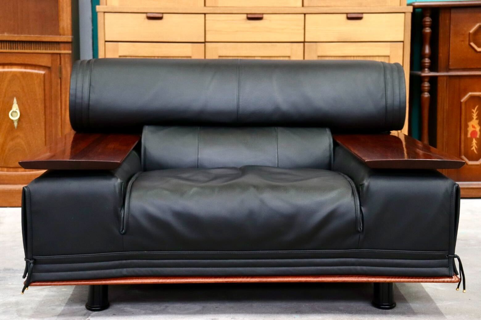 GMIK43B○karimoku / カリモク vivente ビベンテ 1人掛けソファ シングルソファ 本革 ブラック 花梨材 最高級 応接 定価約40万 美品