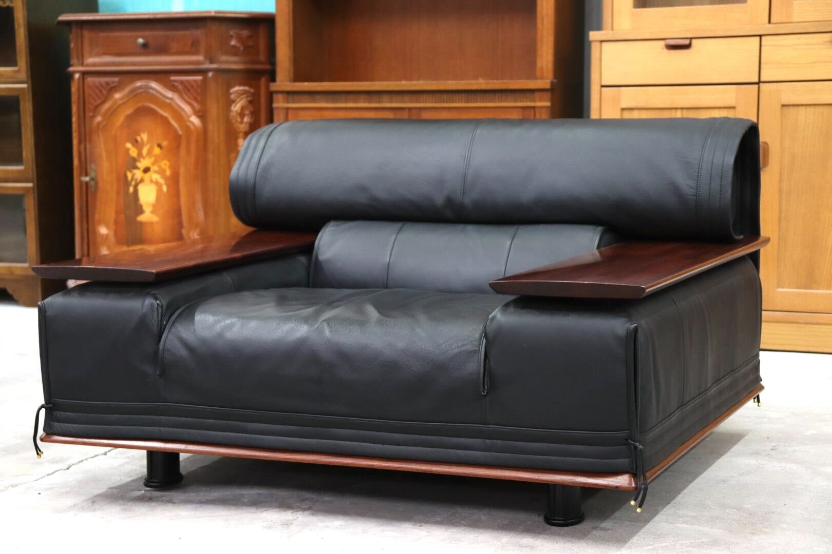 GMIK43C○karimoku / カリモク vivente ビベンテ 1人掛けソファ シングルソファ 本革 ブラック 花梨材 最高級 応接 定価約40万 美品