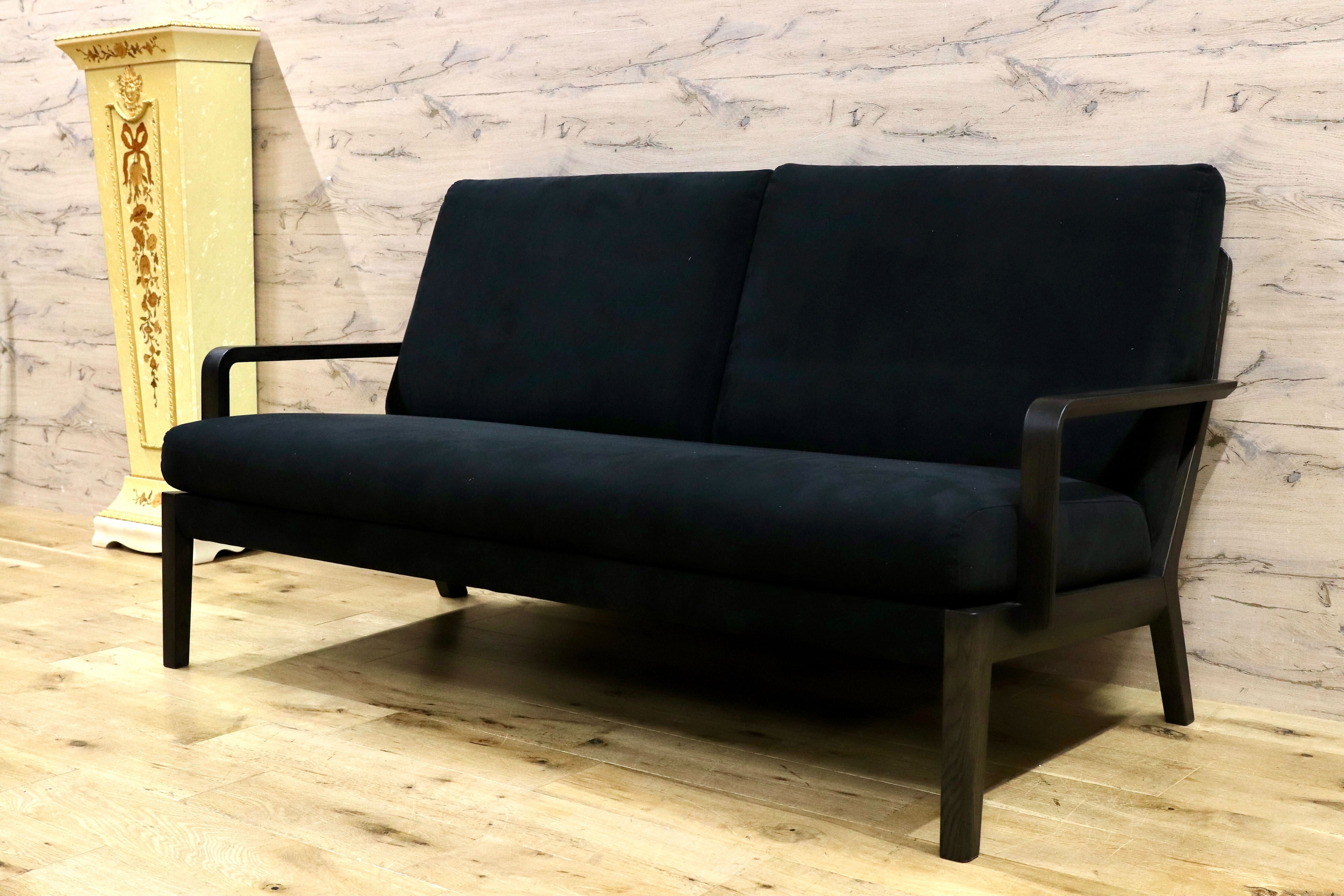 GMHS352○karimoku / カリモク WU45 2人掛けソファ ラブソファ 黒 ブラック スウェード調ファブリック 国産家具 モダン 長椅子 美品