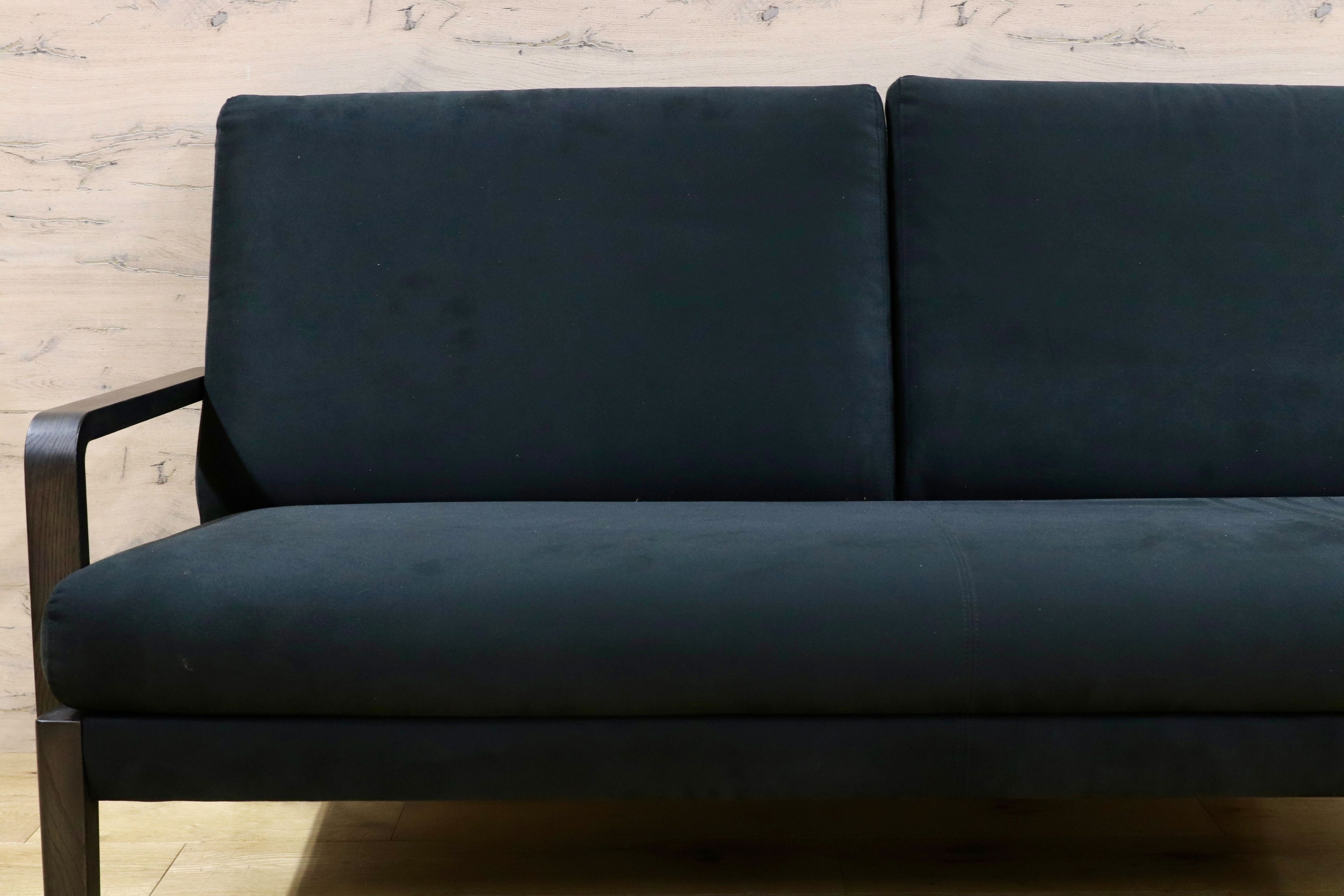 GMHS352○karimoku / カリモク WU45 2人掛けソファ ラブソファ 黒 ブラック スウェード調ファブリック 国産家具 モダン 長椅子 美品