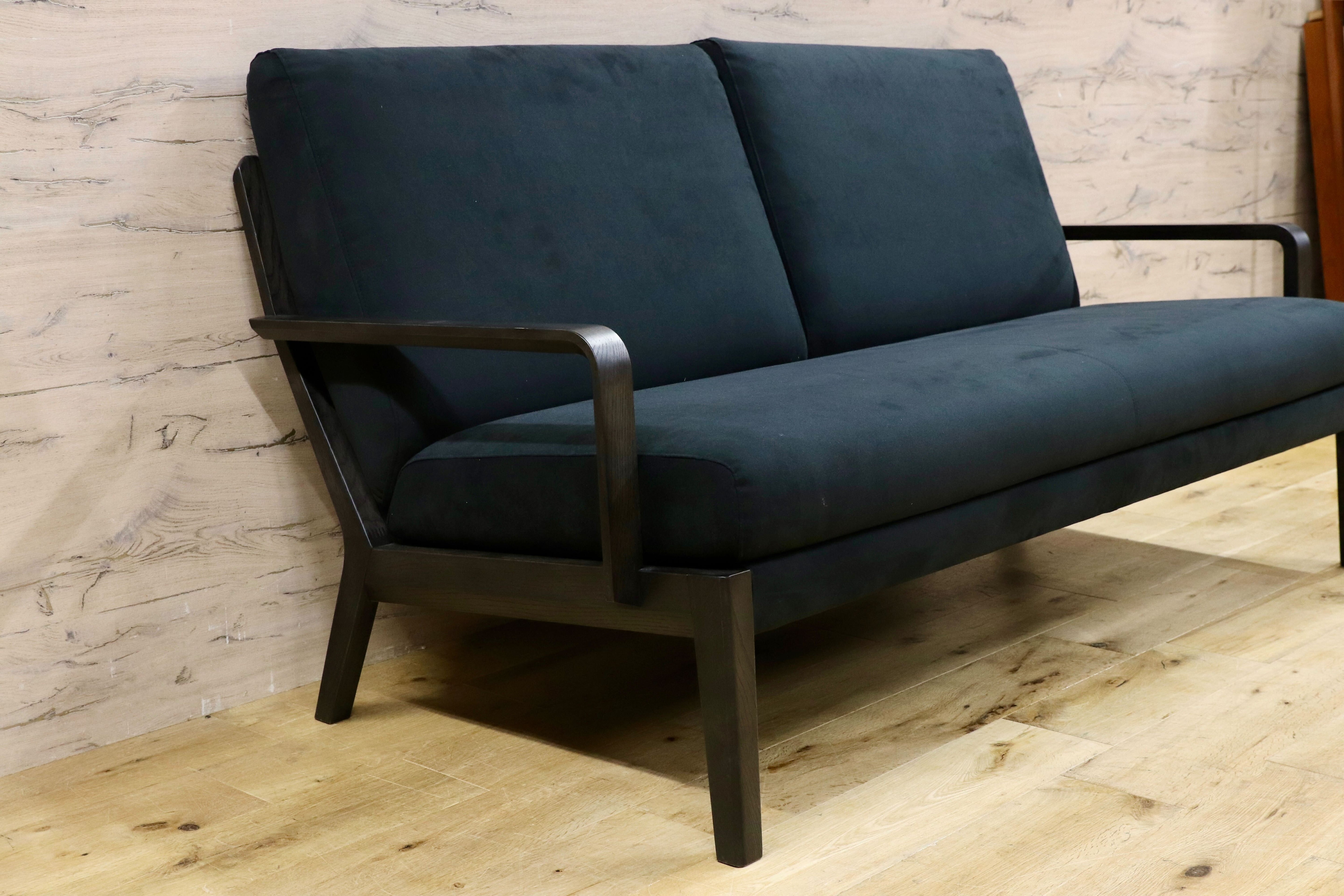 GMHS352○karimoku / カリモク WU45 2人掛けソファ ラブソファ 黒 ブラック スウェード調ファブリック 国産家具 モダン 長椅子 美品