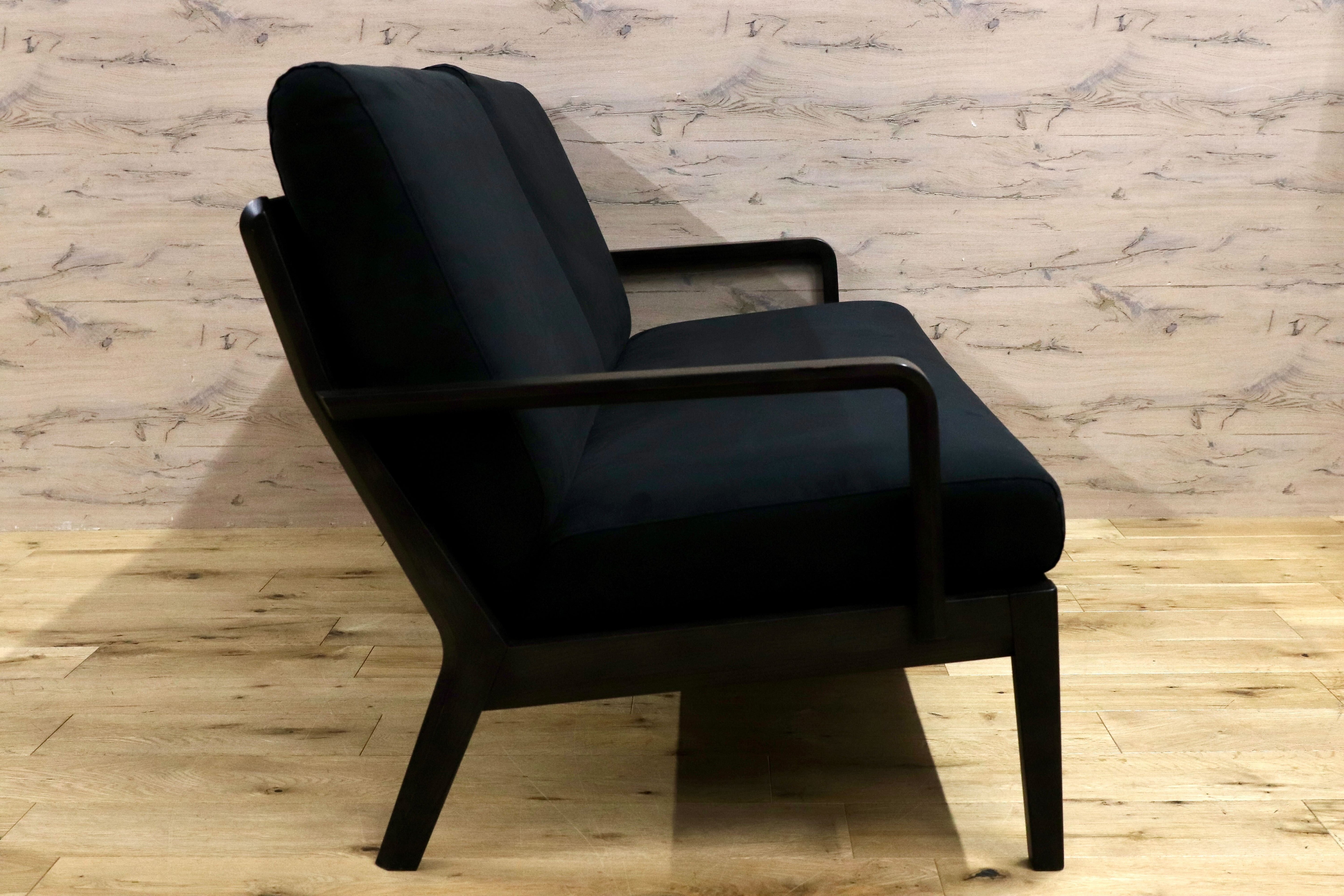 GMHS352○karimoku / カリモク WU45 2人掛けソファ ラブソファ 黒 ブラック スウェード調ファブリック 国産家具 モダン 長椅子 美品