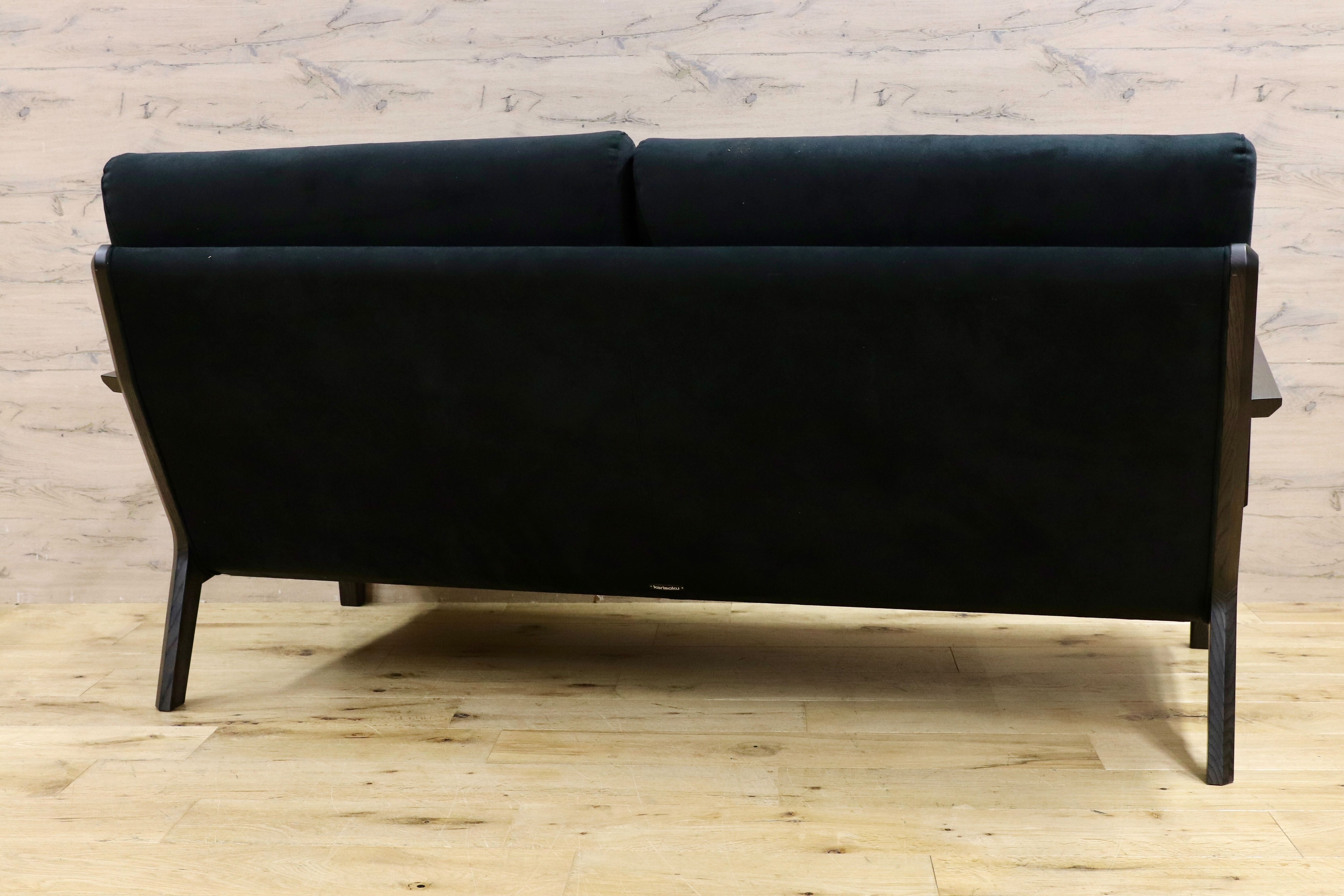 GMHS352○karimoku / カリモク WU45 2人掛けソファ ラブソファ 黒 ブラック スウェード調ファブリック 国産家具 モダン 長椅子 美品