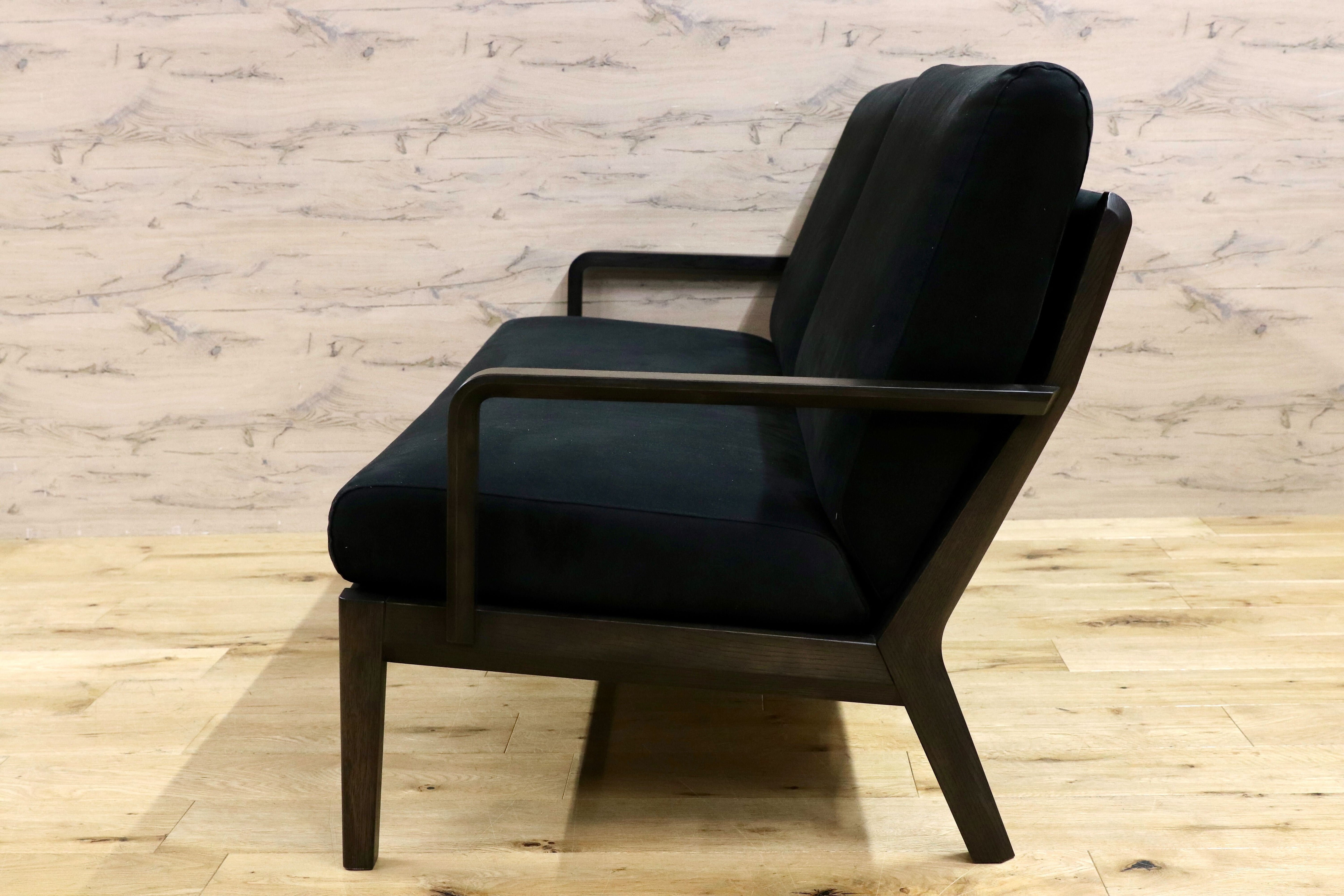 GMHS352○karimoku / カリモク WU45 2人掛けソファ ラブソファ 黒 ブラック スウェード調ファブリック 国産家具 モダン 長椅子 美品