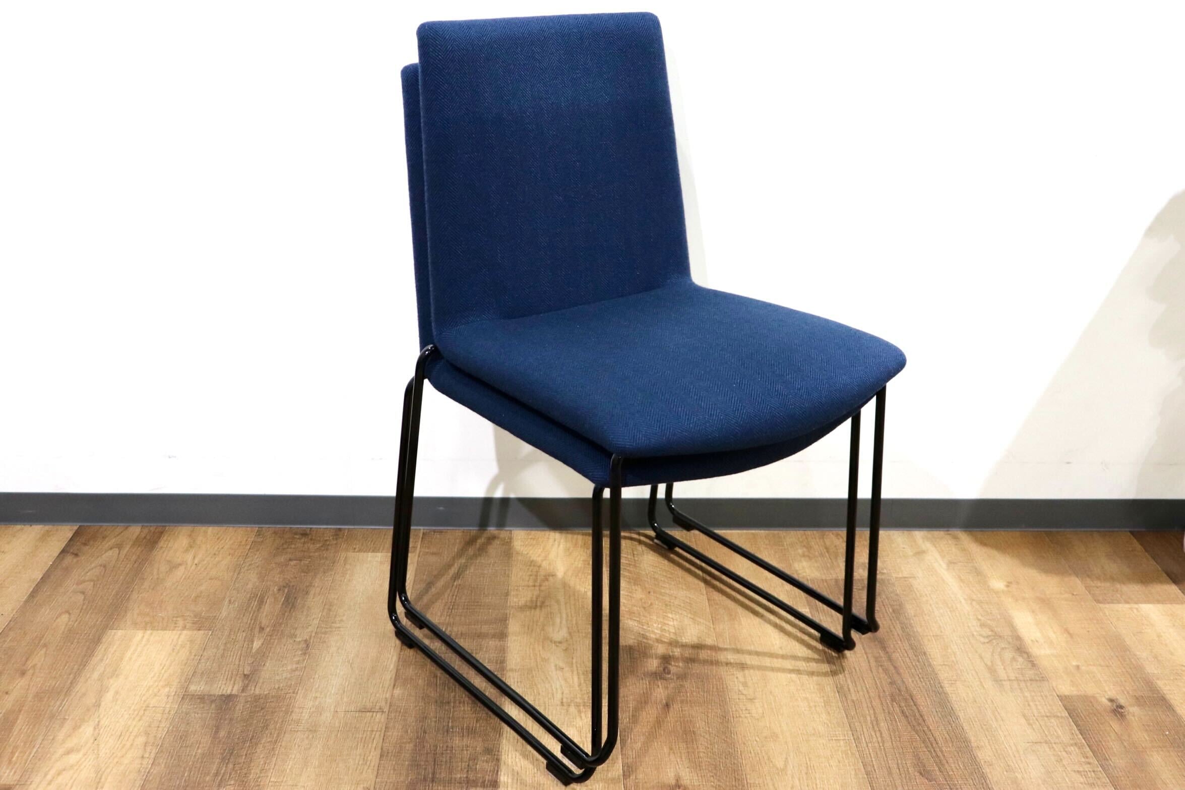 GMHH253F○AD CORE / エーディコア MD-202 ダイニングチェア スタッキング ファブリック ネイビー スチールレッグ 約11万 展示品