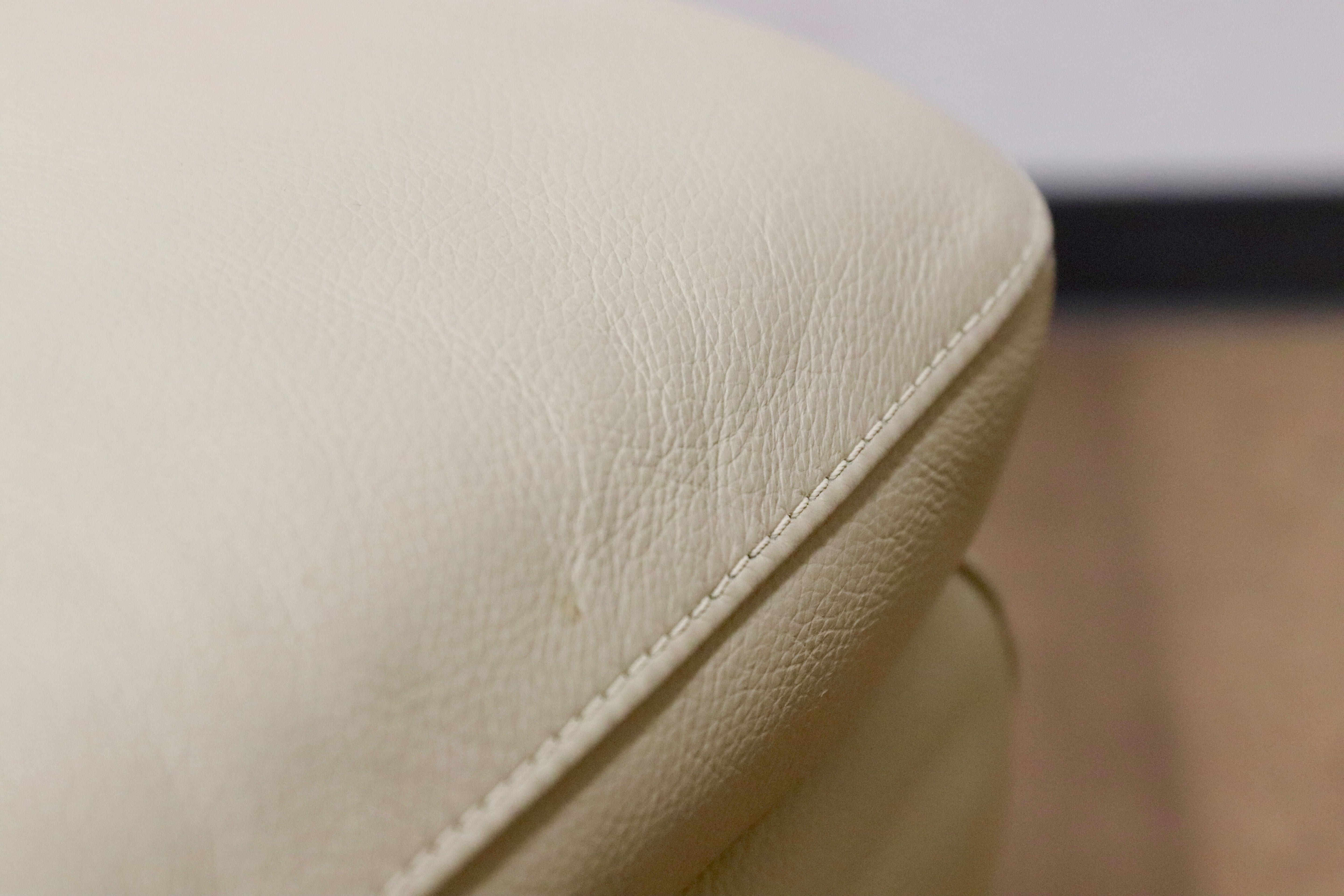 GMGS232○IDC大塚家具 L/S Comfort-03 オットマン フットスツール 総革 クリーム色 モダン スタイリッシュ 約6万