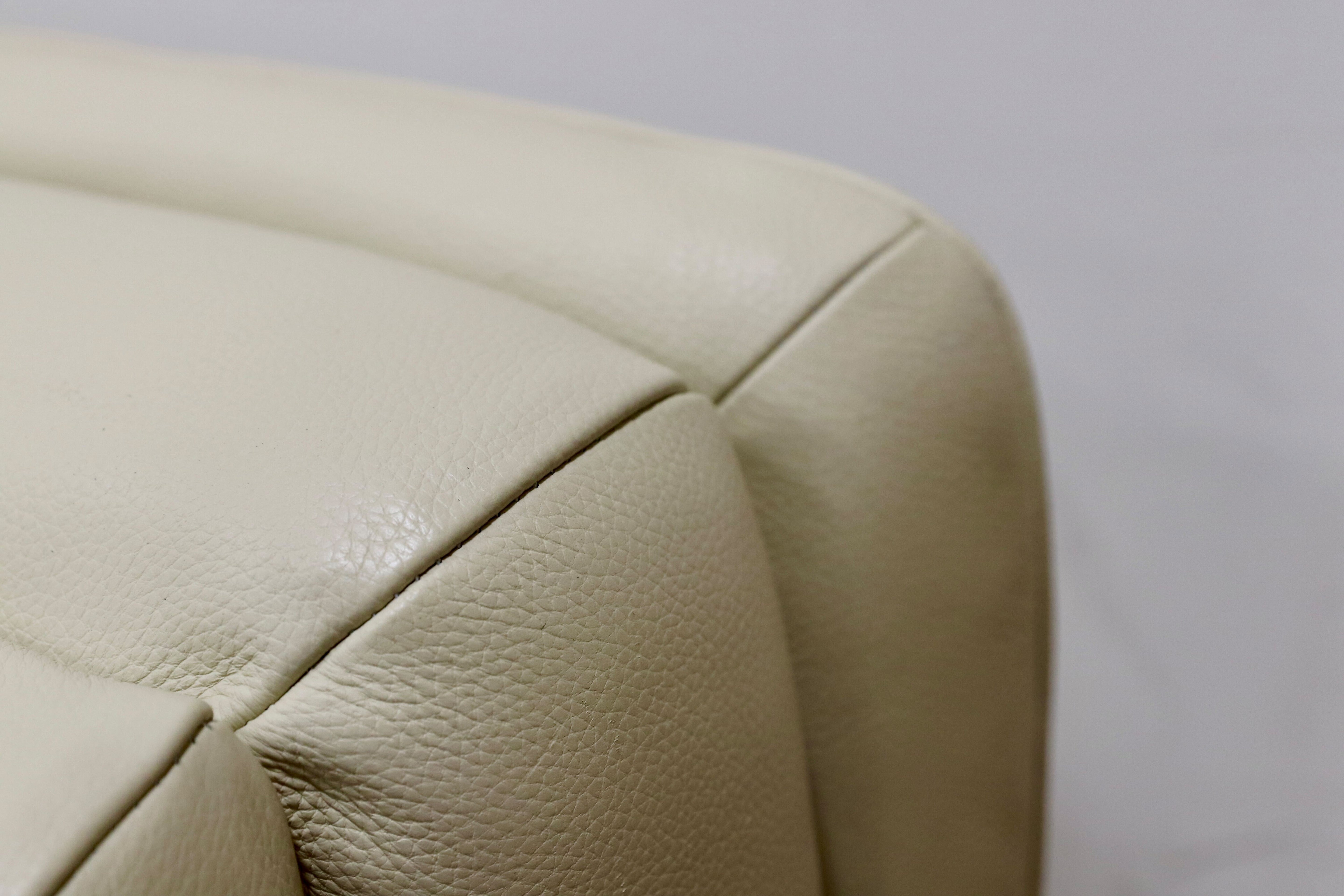 GMGS232○IDC大塚家具 L/S Comfort-03 オットマン フットスツール 総革 クリーム色 モダン スタイリッシュ 約6万