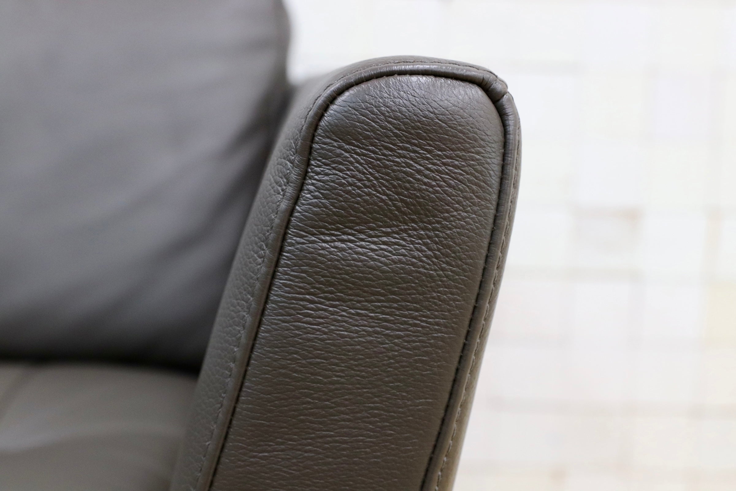 GMJK292B○BoConcept / ボーコンセプト Osaka 2人掛けソファ 本革 トープ Nordic Grain レザー アンダース・ノルガード 北欧 定価約44万