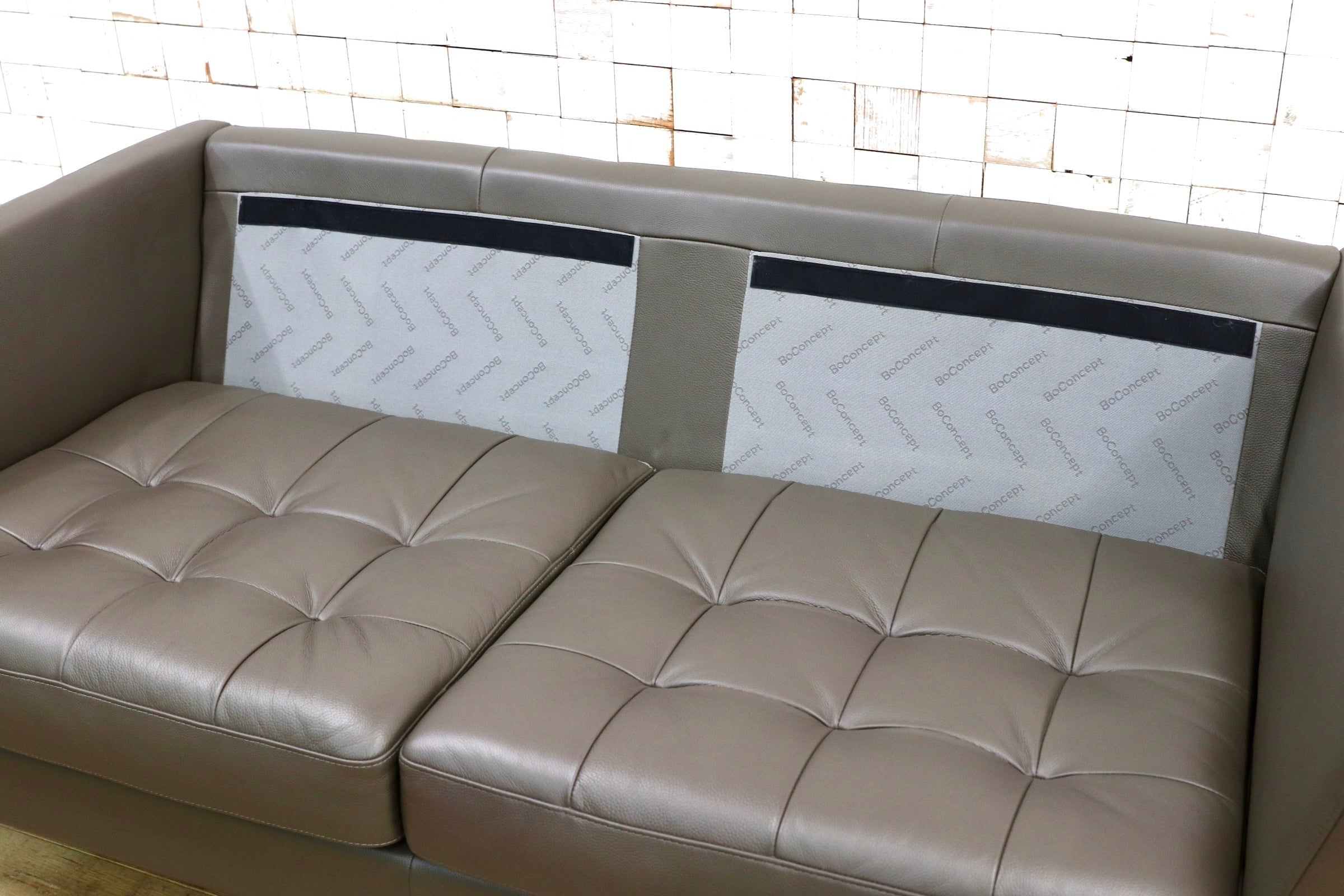 GMJK292B○BoConcept / ボーコンセプト Osaka 2人掛けソファ 本革 トープ Nordic Grain レザー アンダース・ノルガード 北欧 定価約44万