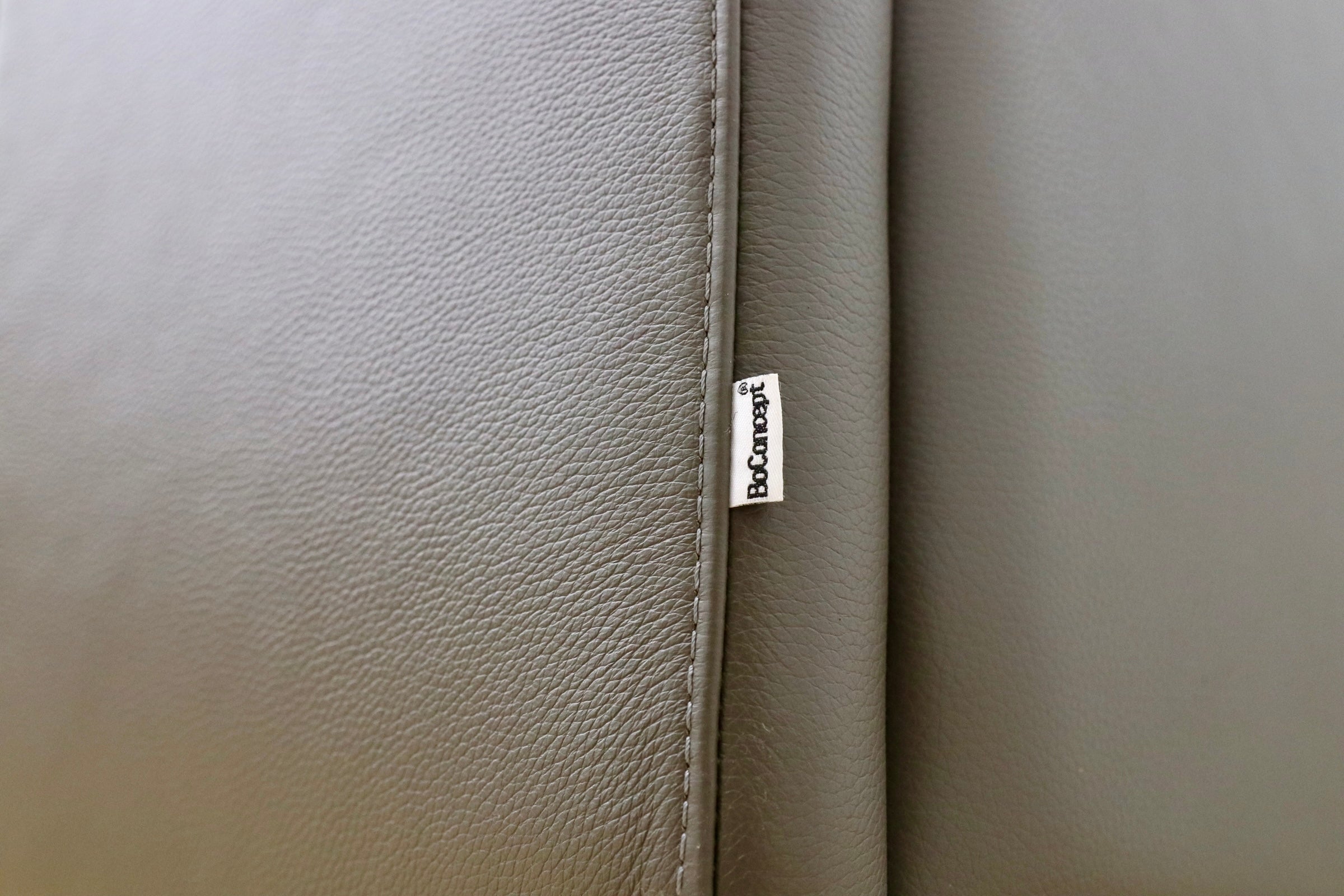 GMJK292B○BoConcept / ボーコンセプト Osaka 2人掛けソファ 本革 トープ Nordic Grain レザー アンダース・ノルガード 北欧 定価約44万