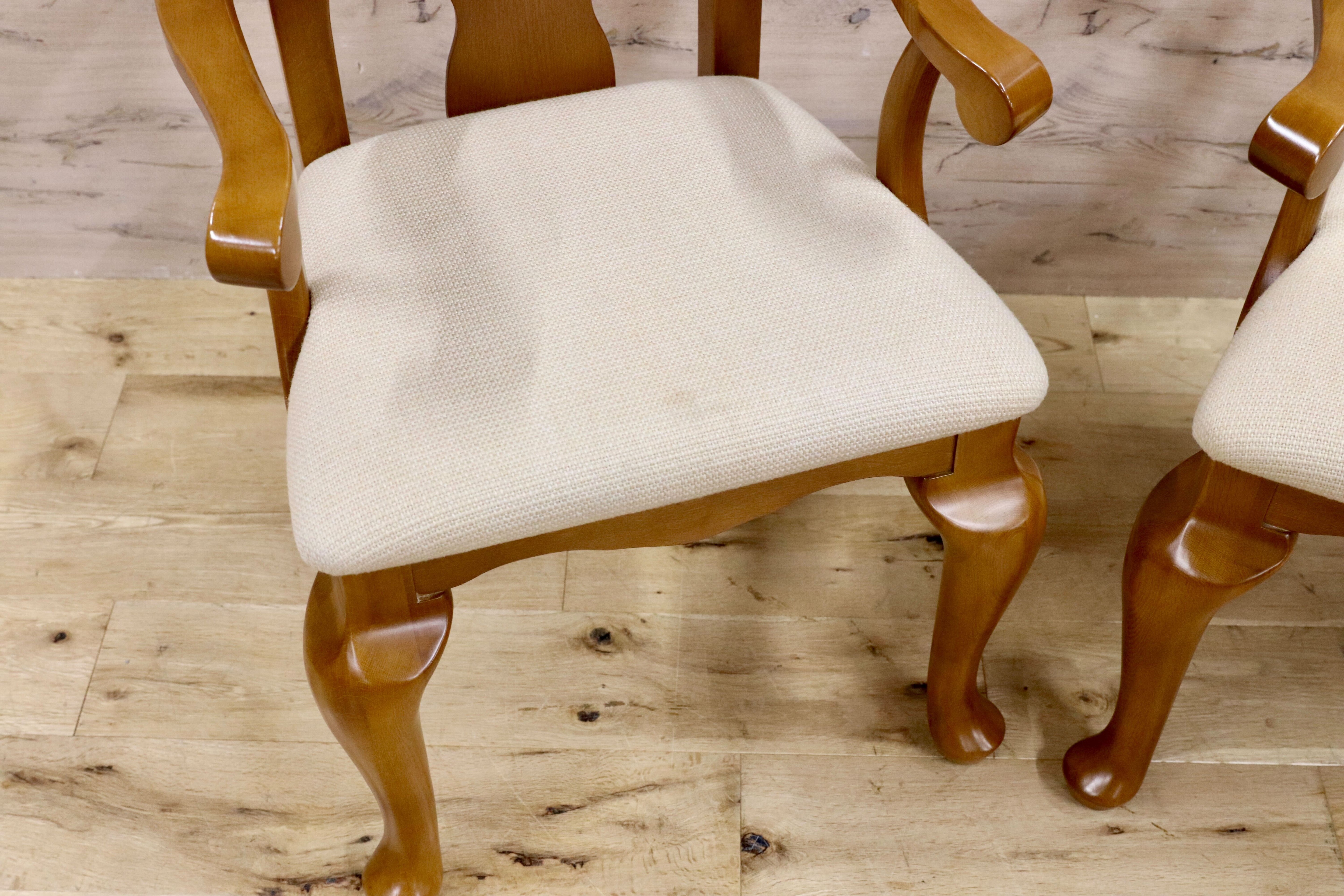 GMHO21○IDC大塚家具 クイーンズシリーズ ダイニングチェア アームチェア 椅子 2脚セット オーク無垢材 ファブリック クラシック 約14.3万