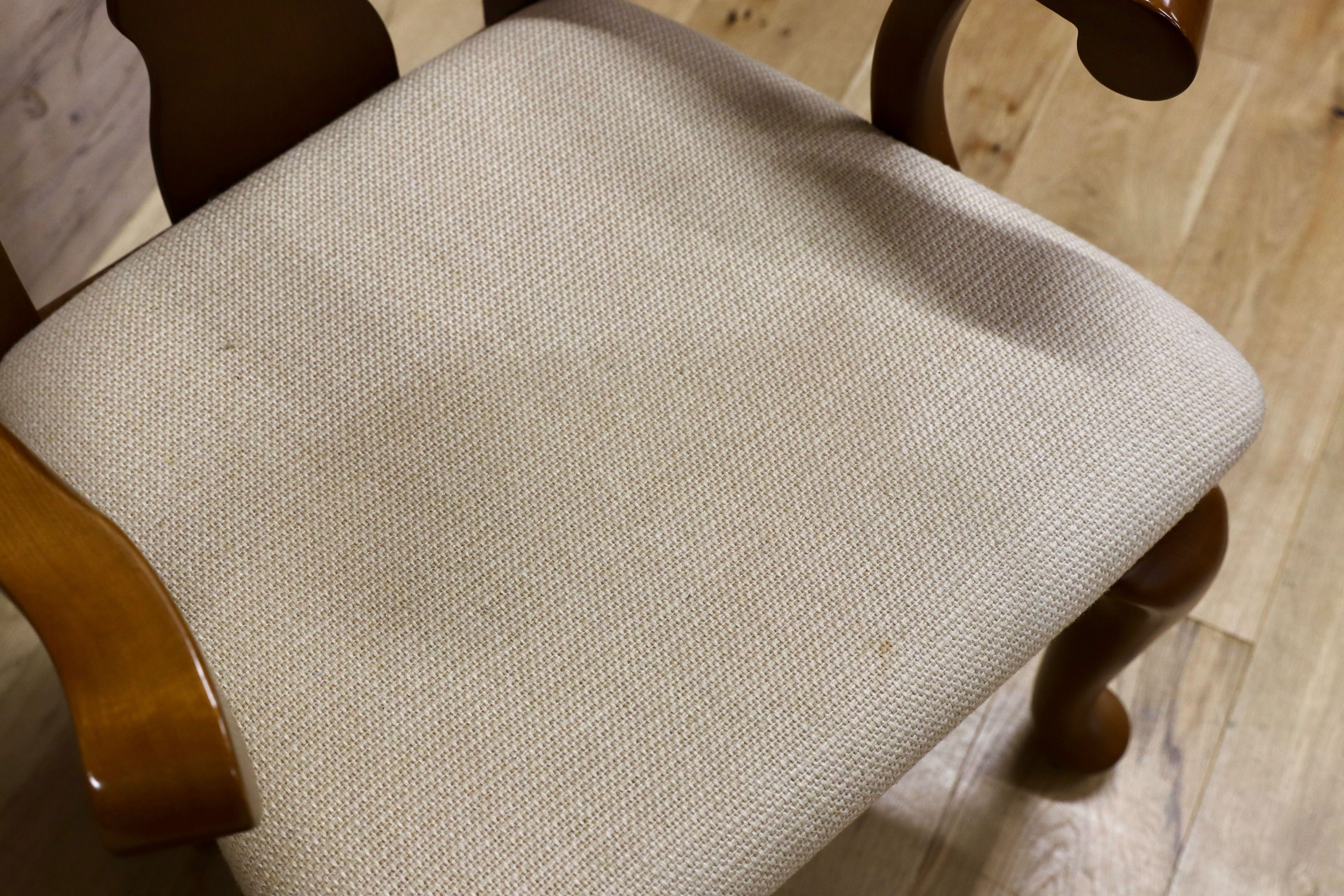 GMHO21○IDC大塚家具 クイーンズシリーズ ダイニングチェア アームチェア 椅子 2脚セット オーク無垢材 ファブリック クラシック 約14.3万