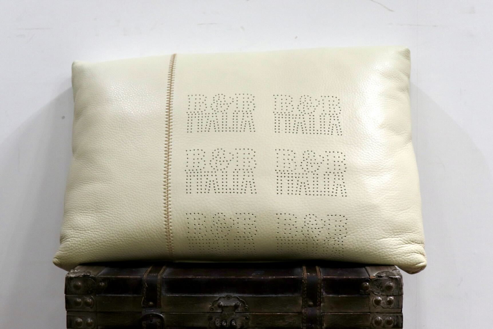 GMHO128○B&B ITALIA クッション 本革 レザー アイボリー イタリアモダン ヴィンテージ イタリア製 最高級