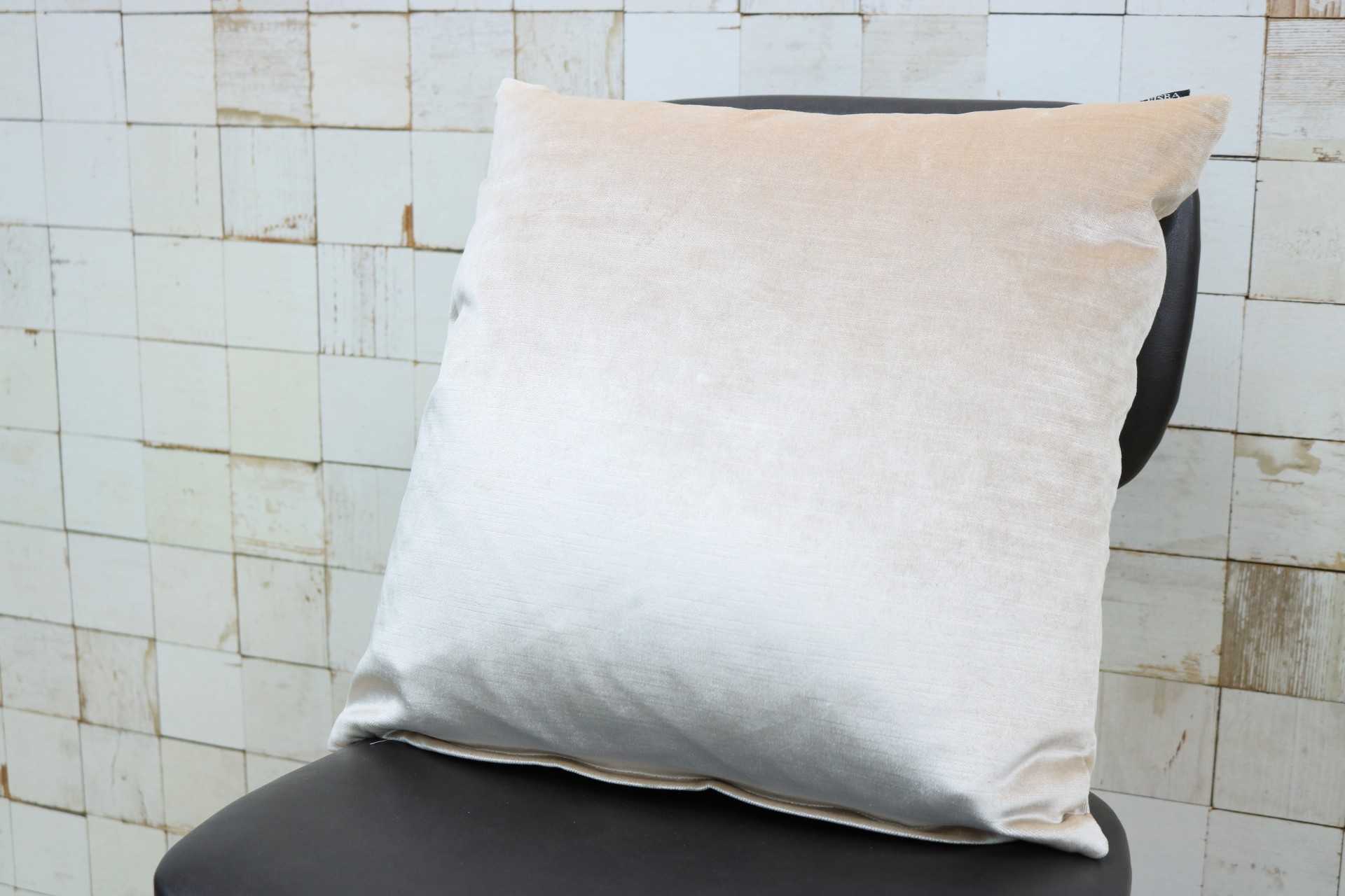 GMHS364A◯Christian Fischbacher / クリスチャンフィッシュバッハ FISBA フィスバ クッション ファブリック 最高級 展示品