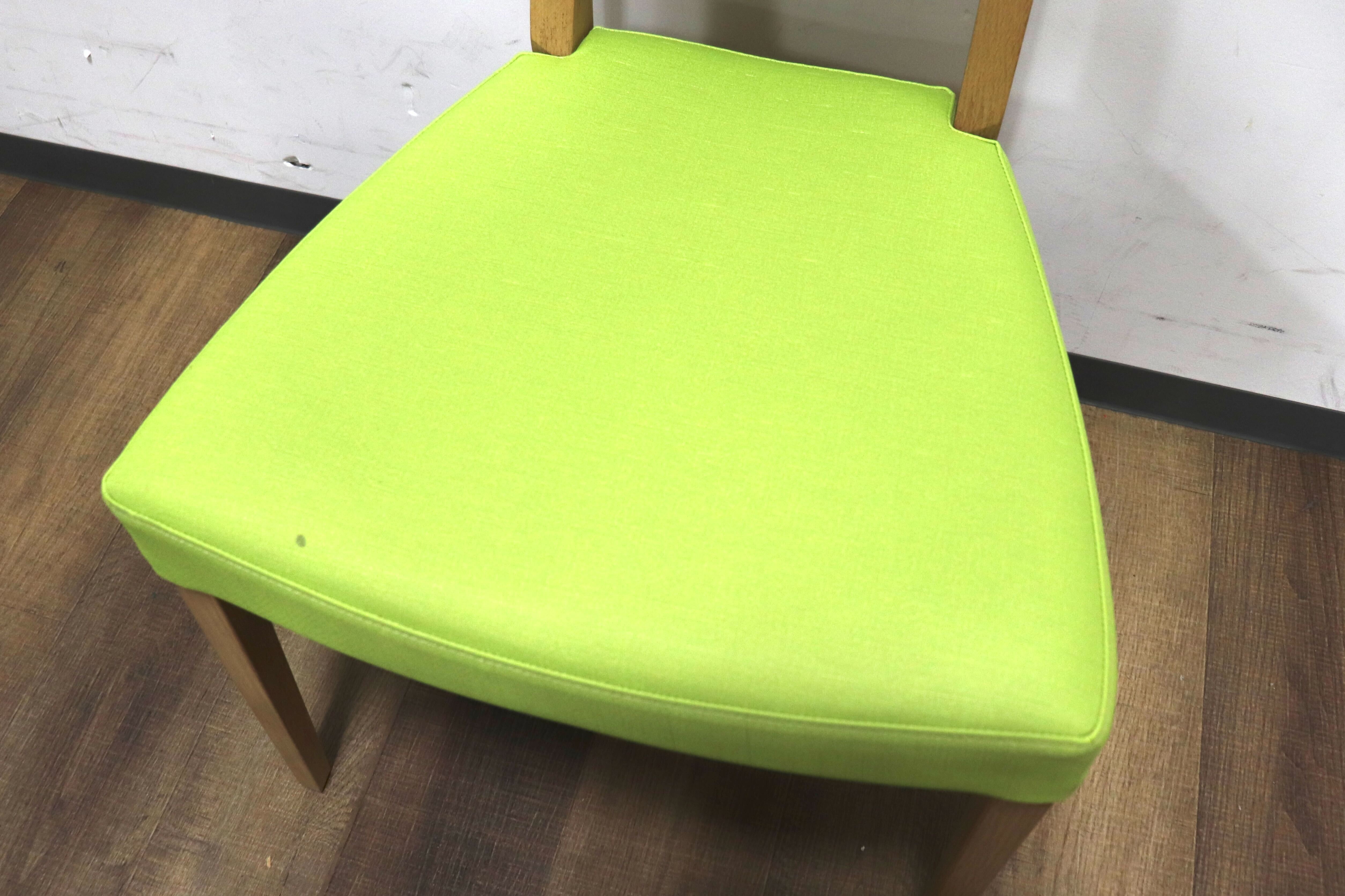 GMHK283C○karimoku / カリモク CU4515 ダイニングチェア アームレスチェア 食卓椅子 木製 合皮 ライムグリーン 国産家具 定価約6.1万