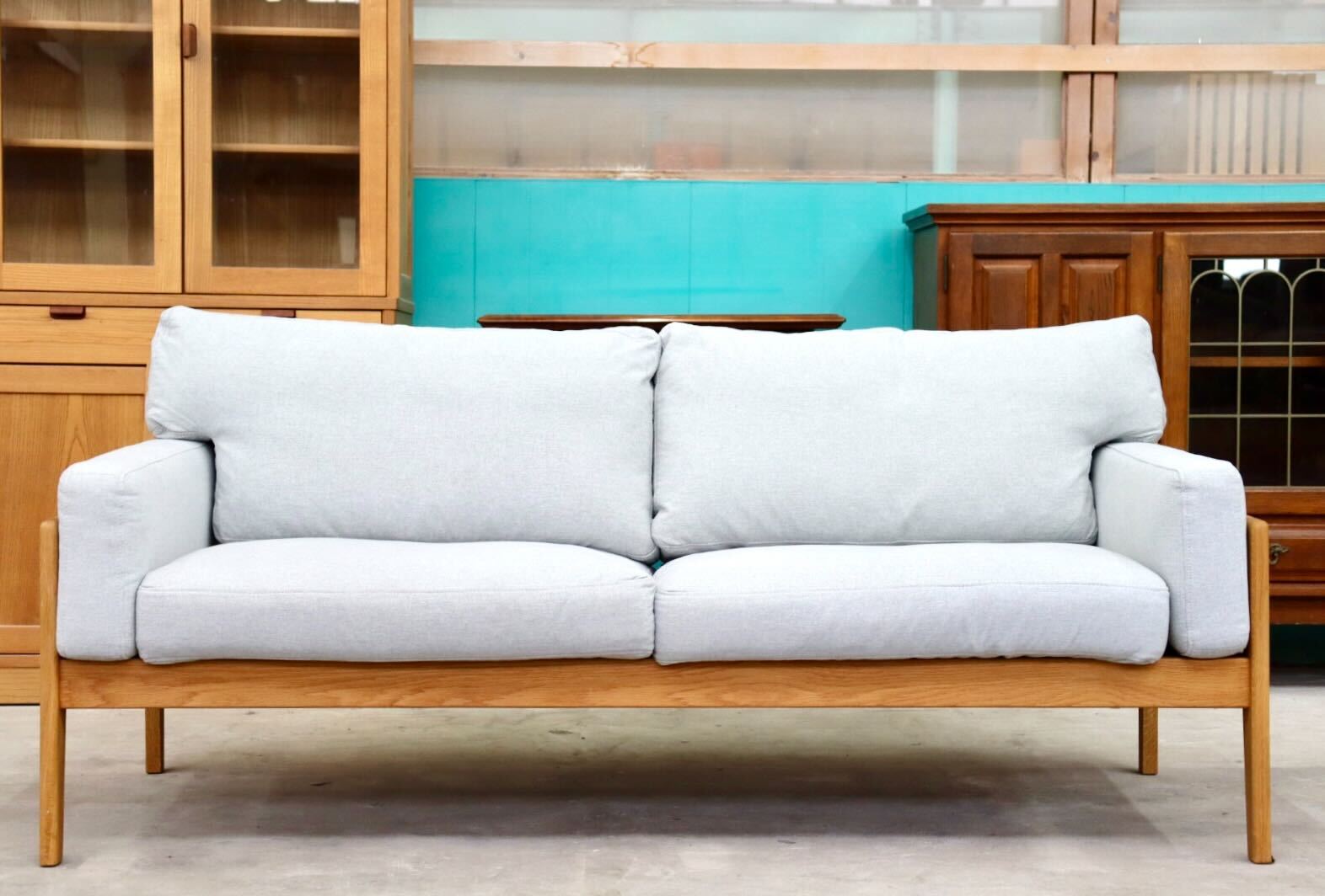 GMIK164○関家具 NOWHERE LIKE HOME Stoke ストーク 2.5人掛けソファ 北欧スタイル オーク材 ファブリック ライトグレー 定価約20.3万