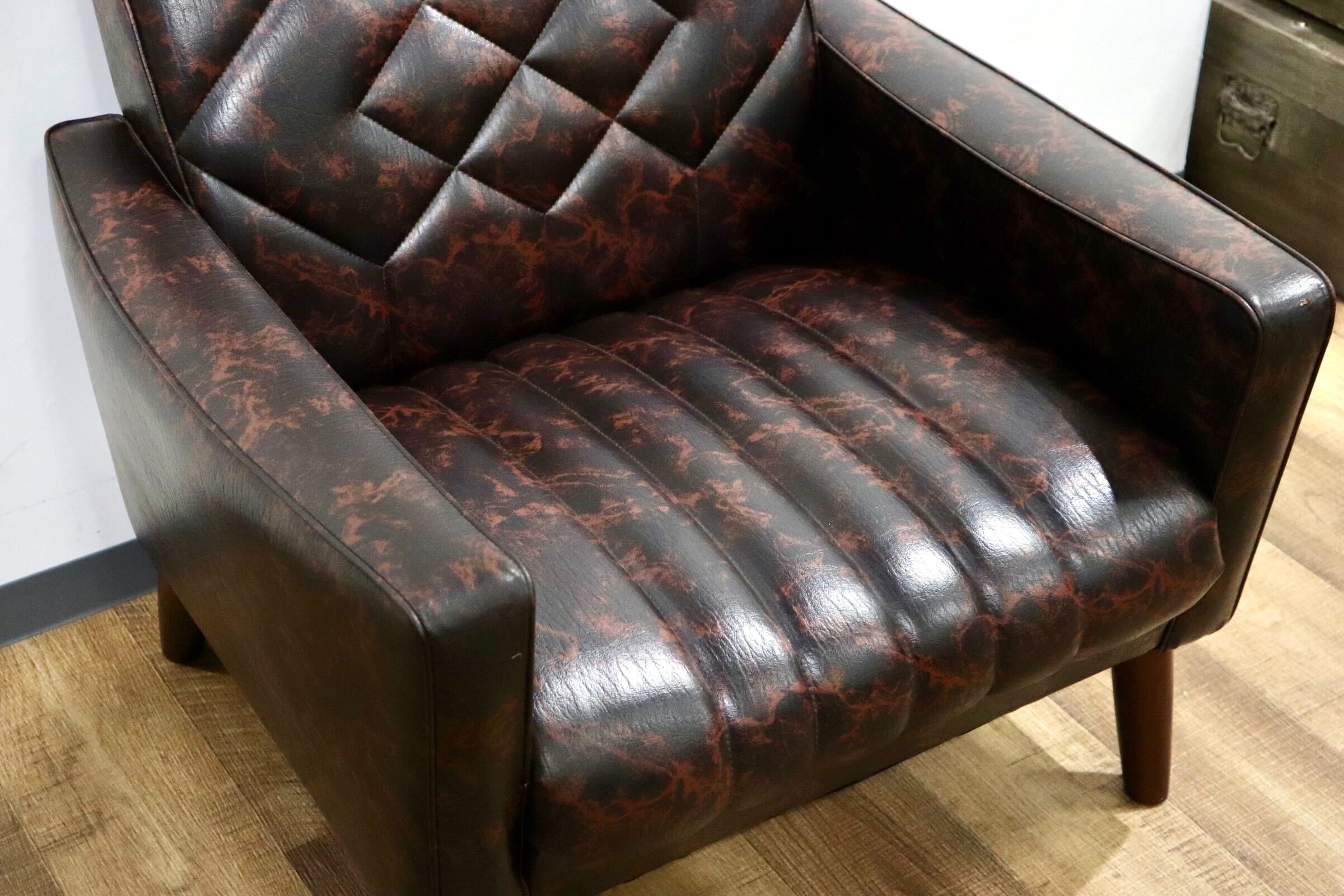 GMHN251B○karimoku / カリモク 1人掛けソファ シングルソファ ロビーチェア 椅子 合皮 ブラウン マーブル 応接 レトロ ヴィンテージ