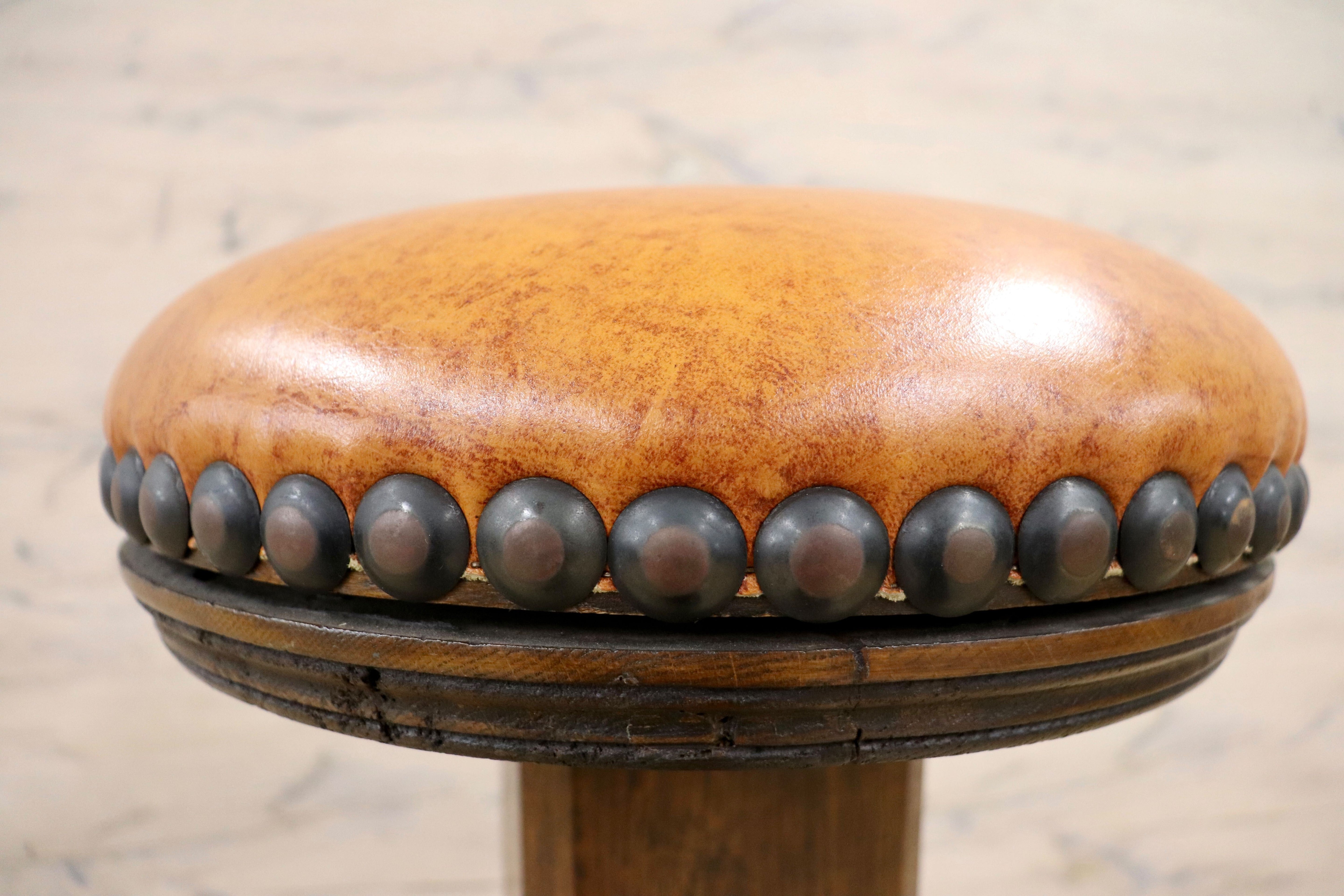 GMIK7B○スペイン製 カスティリアンスタイル バースツール ハイチェア カウンター 回転式 椅子 オーク 本革 アンティーク ヴィンテージ