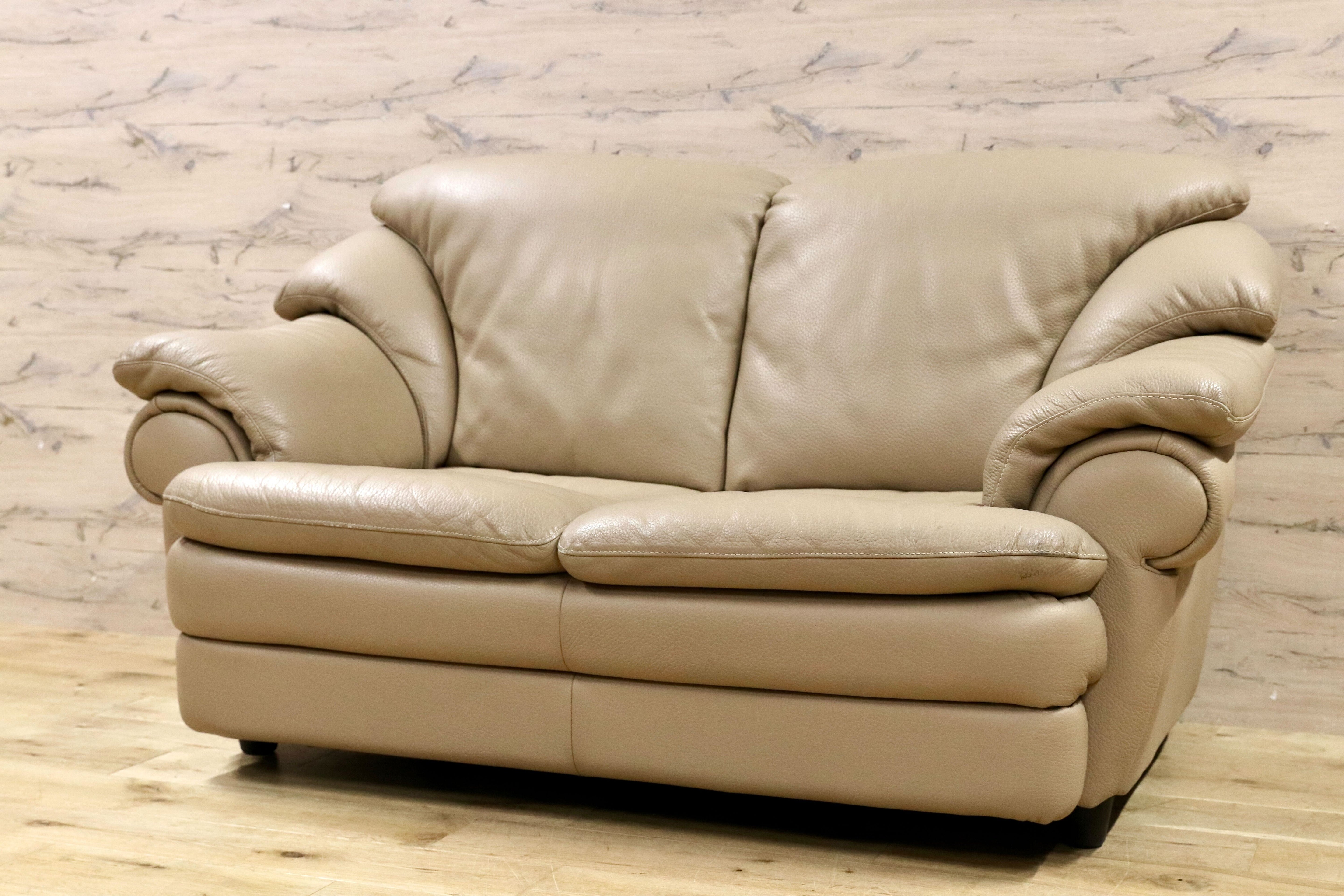 GMHS573○IDC大塚家具 L/S Comfort-04 2人掛けソファ ラブソファ 長椅子 総本革 ベージュ モダン 家具 椅子