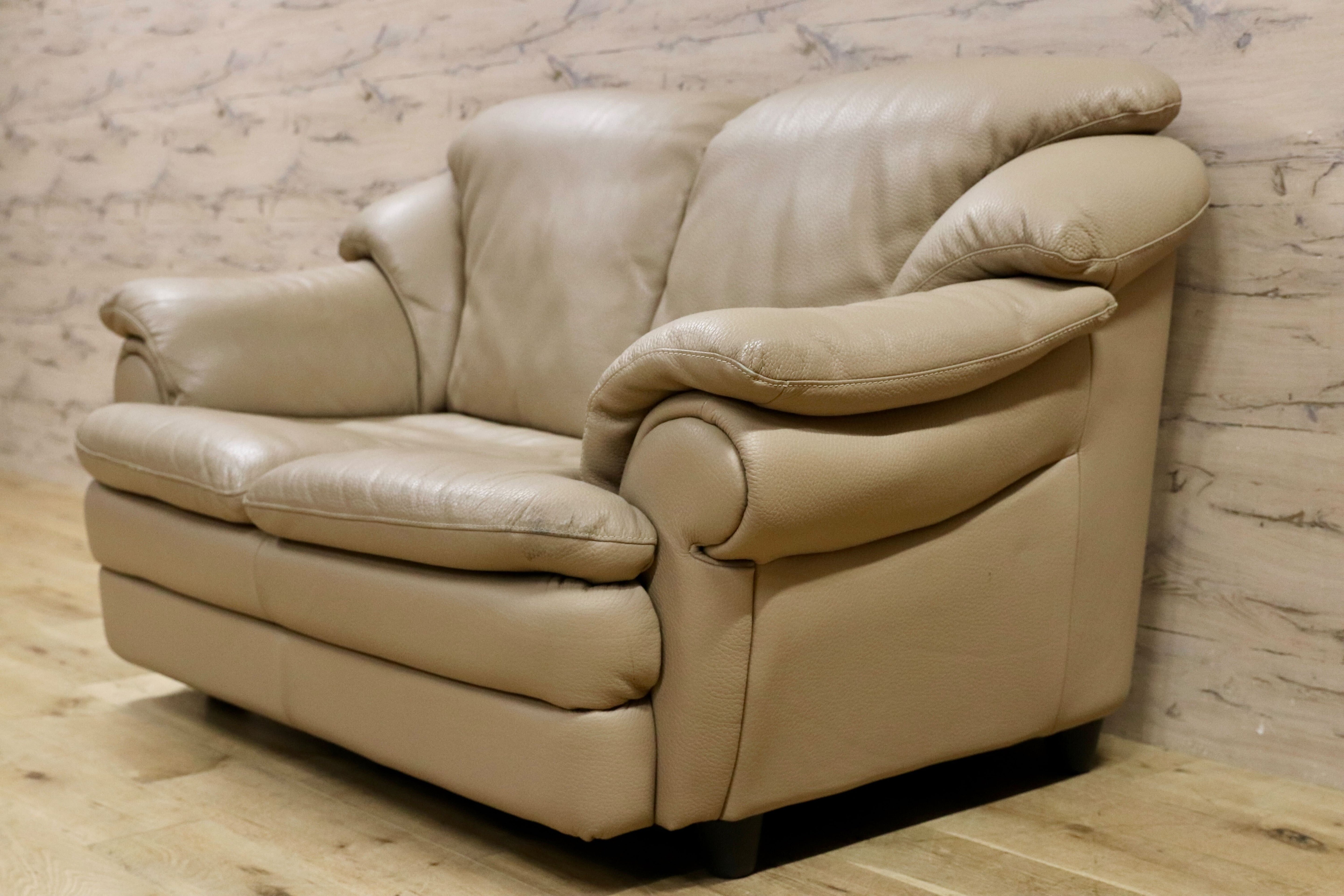 GMHS573○IDC大塚家具 L/S Comfort-04 2人掛けソファ ラブソファ 長椅子 総本革 ベージュ モダン 家具 椅子