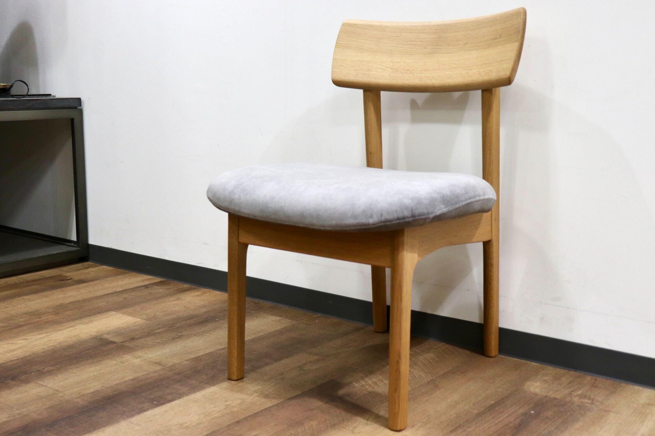 GMHK861A○イバタインテリア / ibata ダイニングチェア スウェード調ファブリック オーク材 北欧スタイル モダン 飛騨家具 展示品