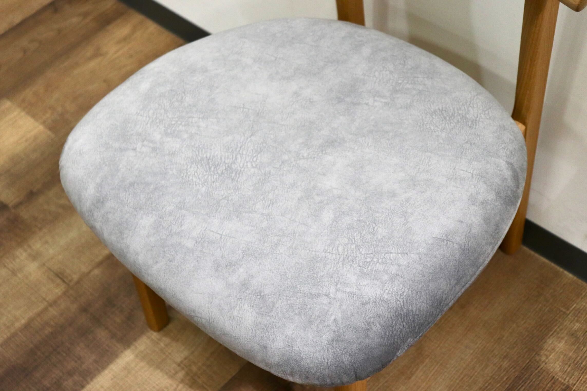 GMHK861A○イバタインテリア / ibata ダイニングチェア スウェード調ファブリック オーク材 北欧スタイル モダン 飛騨家具 展示品