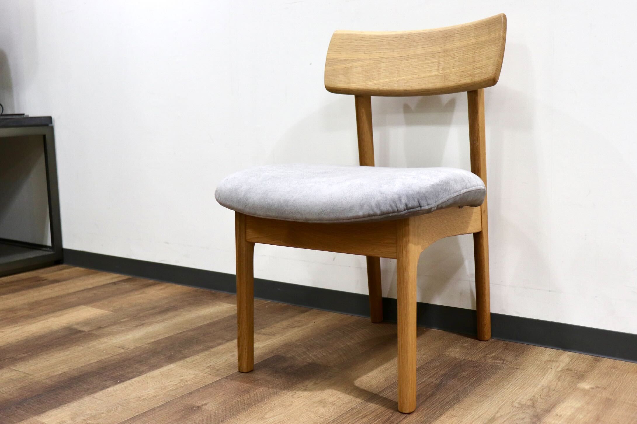 GMHK861B○イバタインテリア / ibata ダイニングチェア スウェード調ファブリック オーク材 北欧スタイル モダン 飛騨家具 展示品