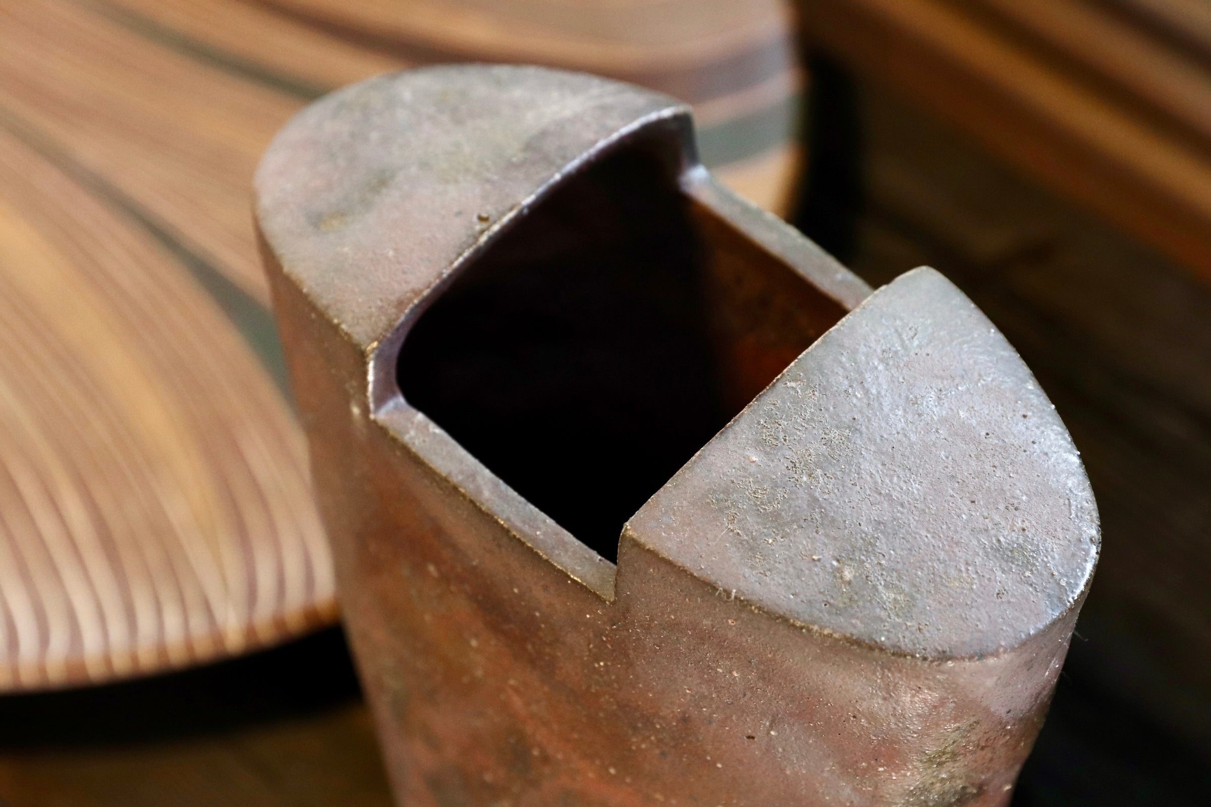 GMJI27○悟窯 市野哲次 丹波焼 焼締 変形花器 大型花入 花瓶 窯変 作家物 現代陶芸 オブジェ 和モダン