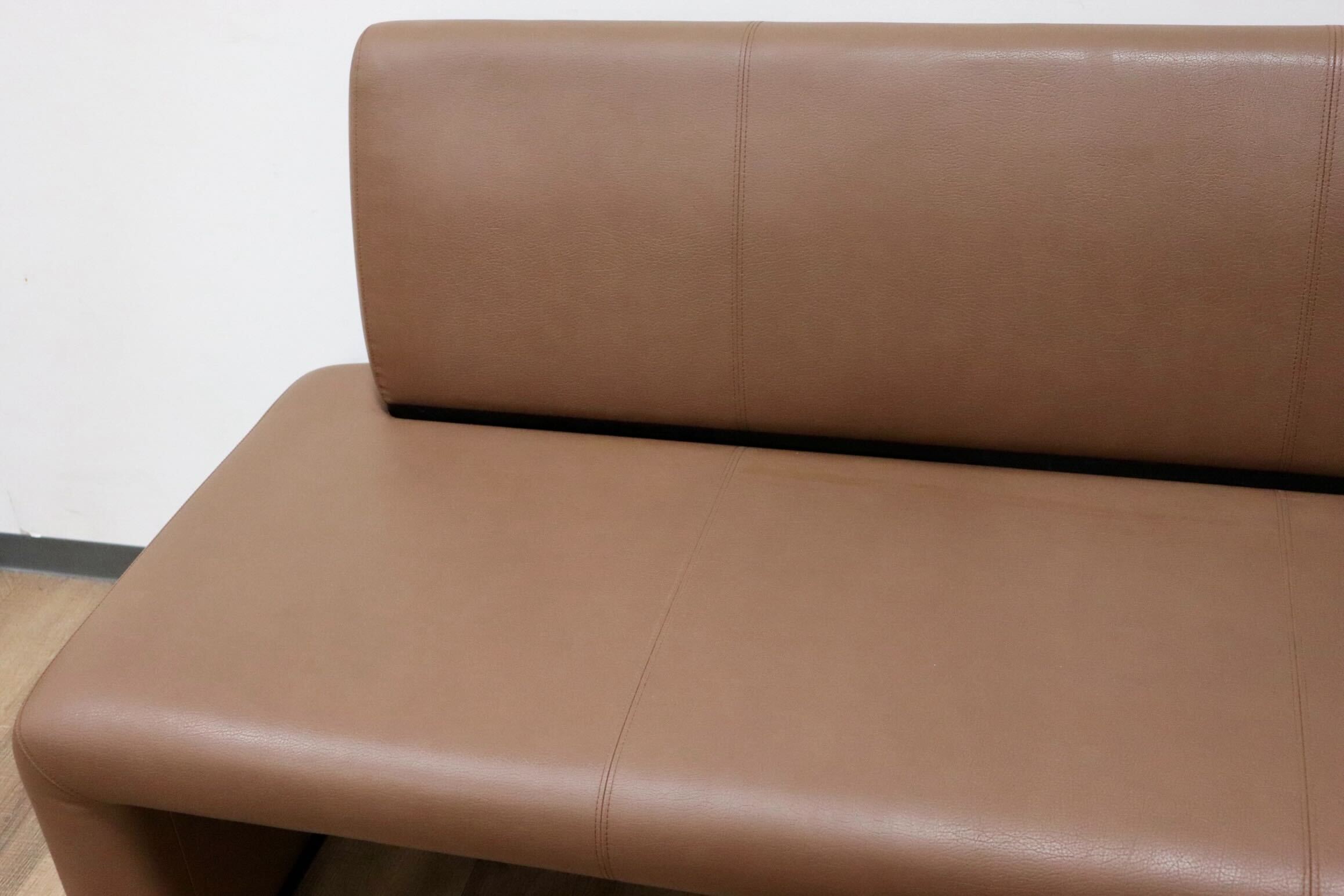 GMGS270○karimoku / カリモク 2人掛けソファ ラブソファ ダイニングベンチ ロビー ラウンジ 待合室 合皮 ブラウン モダン 国産家具 美品