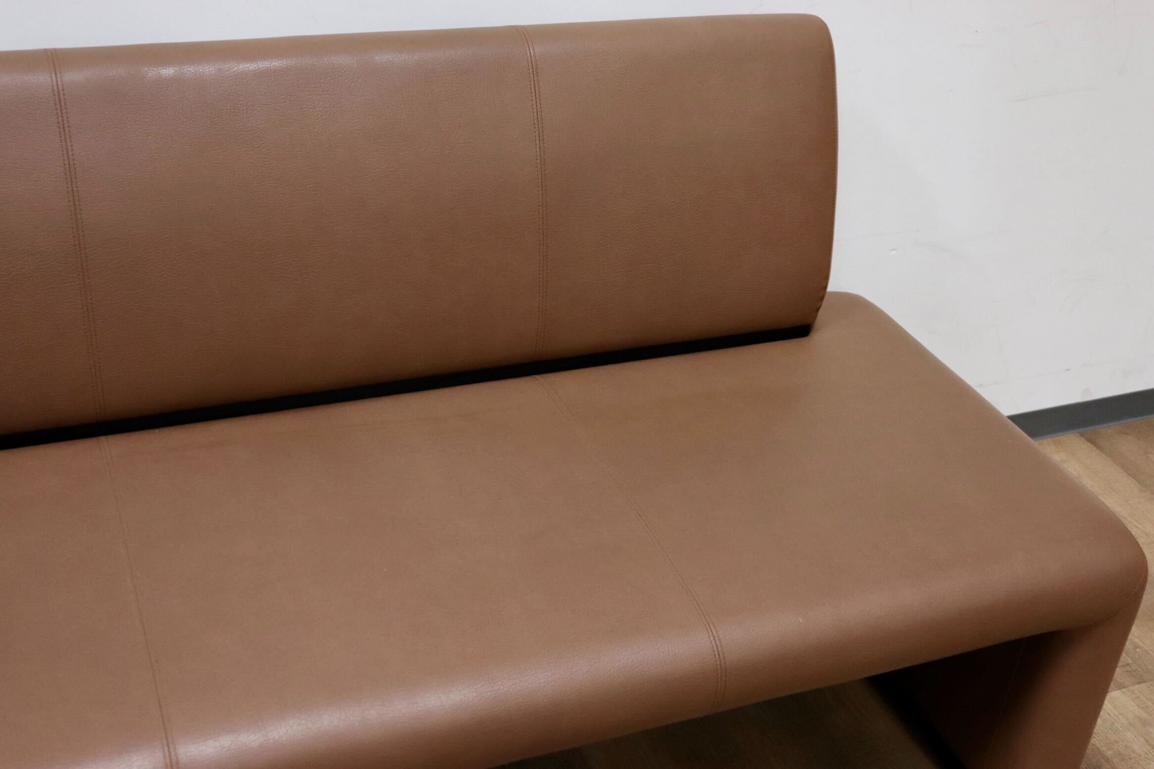 GMGS270○karimoku / カリモク 2人掛けソファ ラブソファ ダイニングベンチ ロビー ラウンジ 待合室 合皮 ブラウン モダン 国産家具 美品