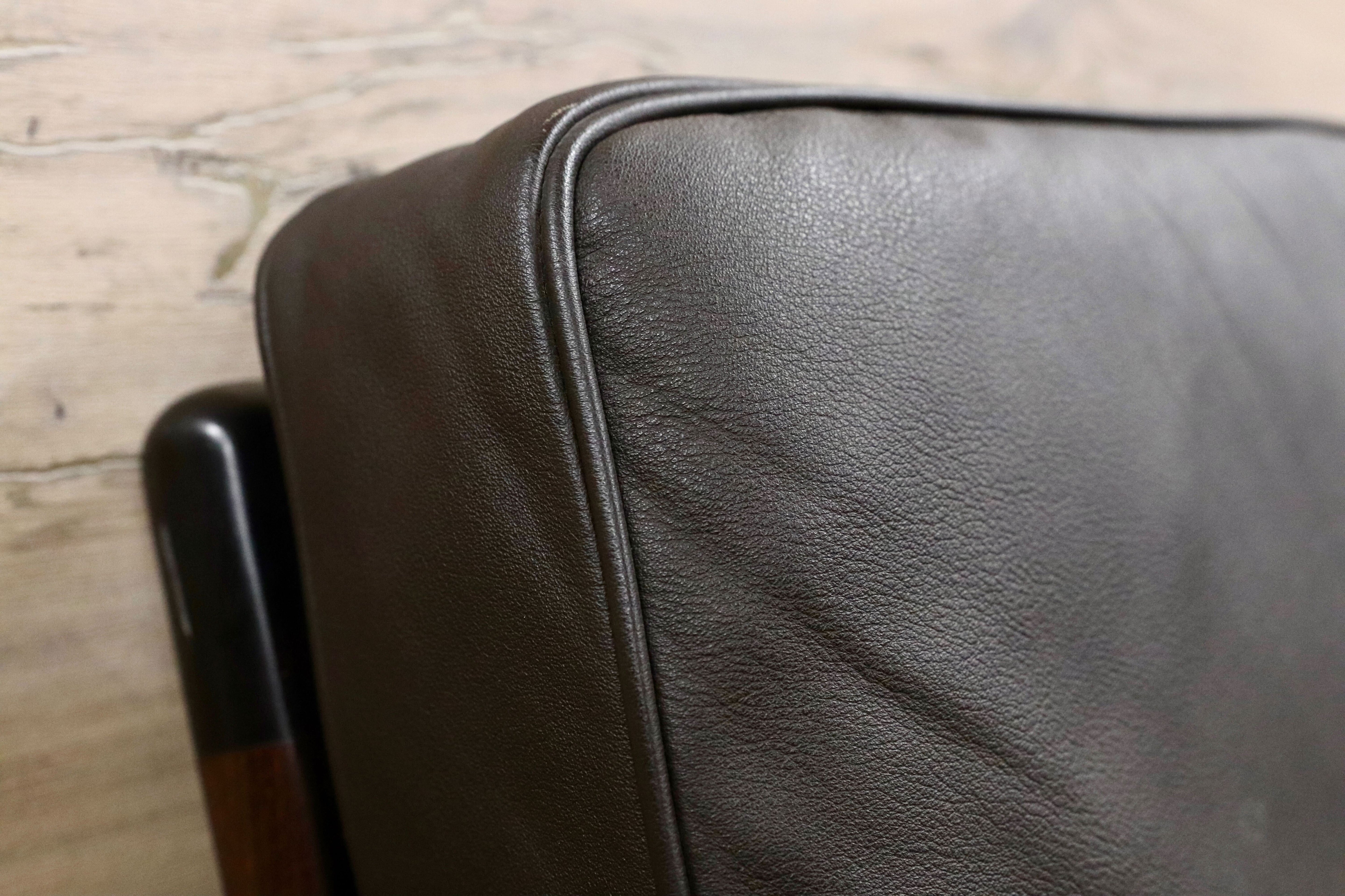 GMGK517A○Dyrlund / デューロン 1人掛けソファ シングルソファ 椅子 北欧 デンマーク ローズウッド 本革 希少 ヴィンテージ 約40万