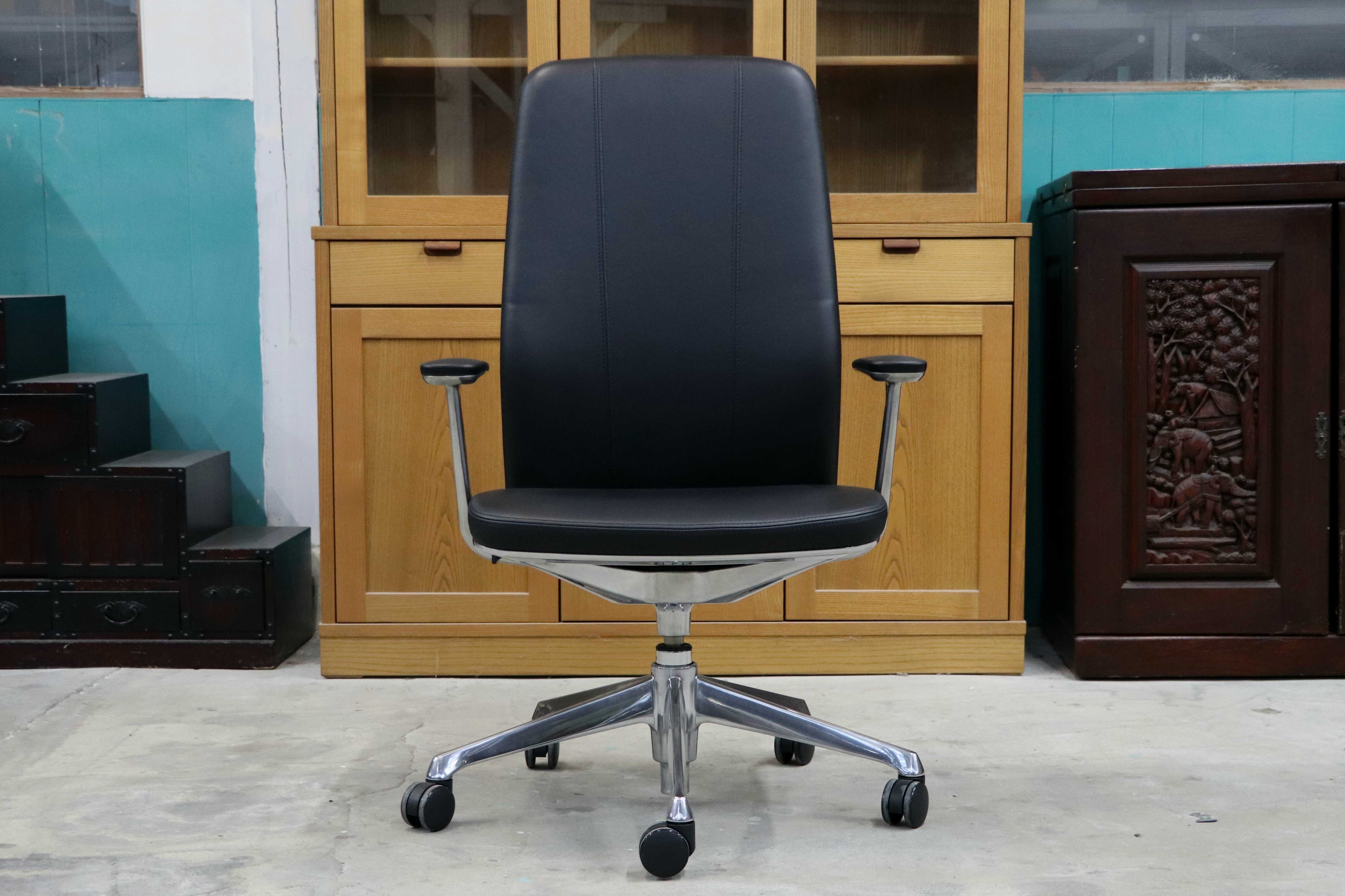 GMIK678F○okamura / オカムラ CRAFTIE クラフティー デスクチェア オフィスチェア アームチェア 本革 ウォールナット 定価約38万 展示品