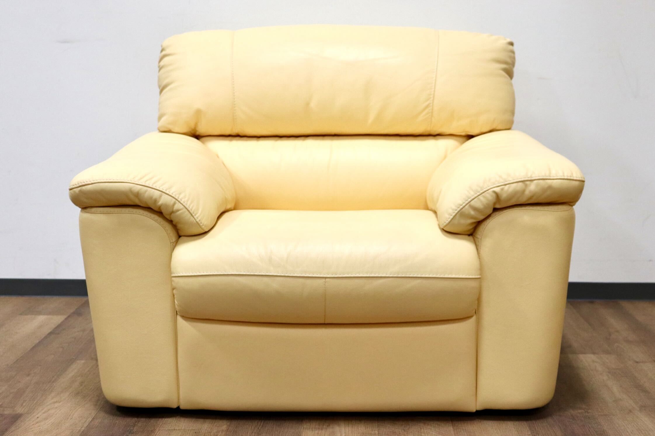 GMGS145○Leather world / レザーワールド 1人掛けソファ シングルソファ ラウンジソファ 本革 クリーム色 応接 モダン IDC大塚家具