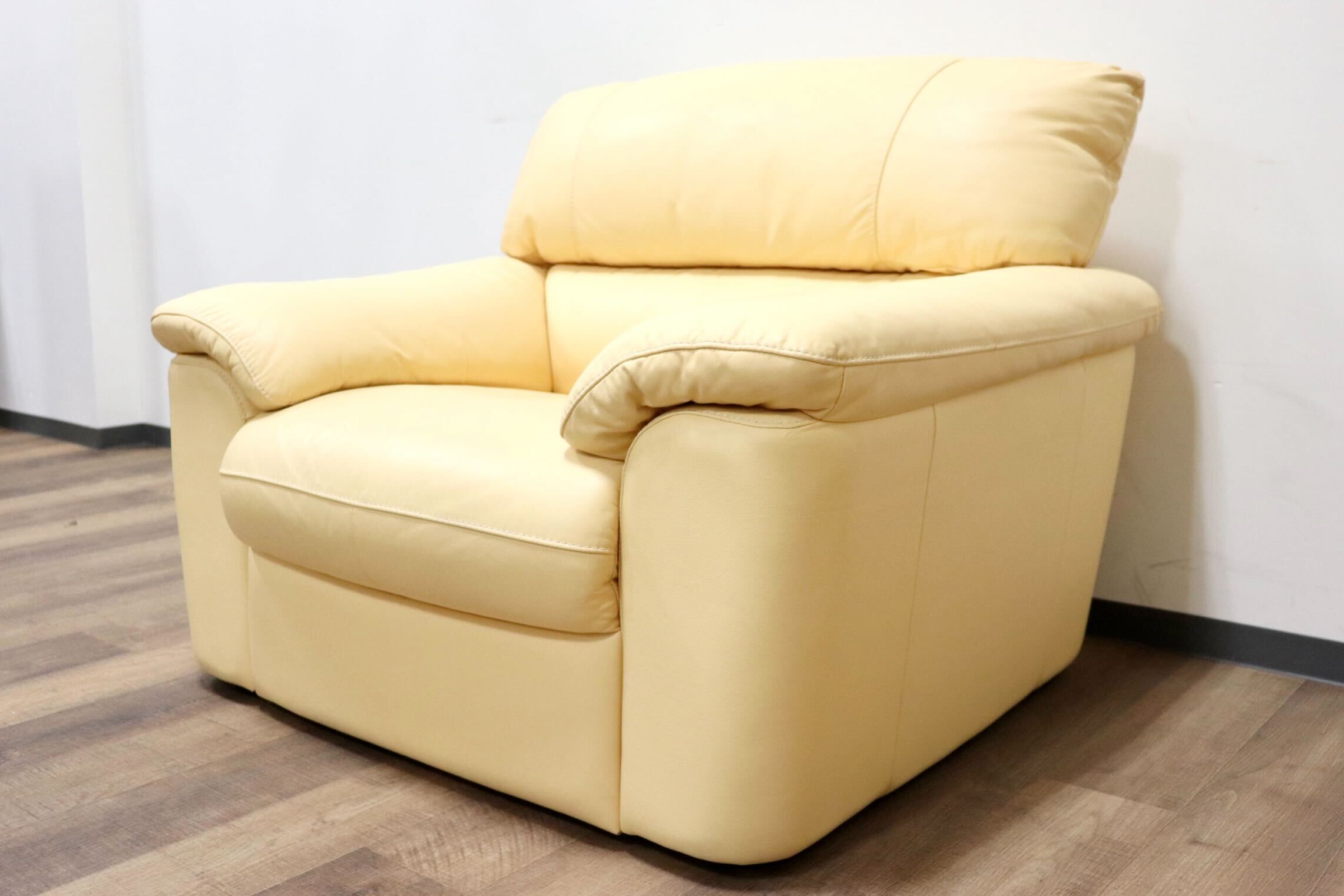 GMGS145○Leather world / レザーワールド 1人掛けソファ シングルソファ ラウンジソファ 本革 クリーム色 応接 モダン IDC大塚家具