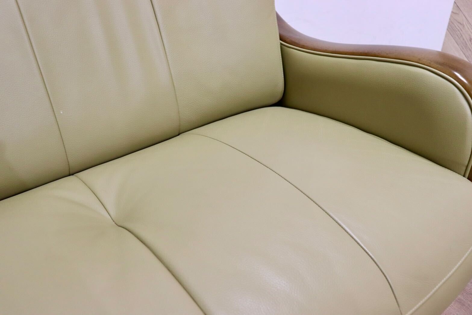 GMHK755B○karimoku / カリモク Direttore ディレトーレ 2人掛けソファ ラブソファ アームチェア 本革 オリーブ色 モダン 国産家具